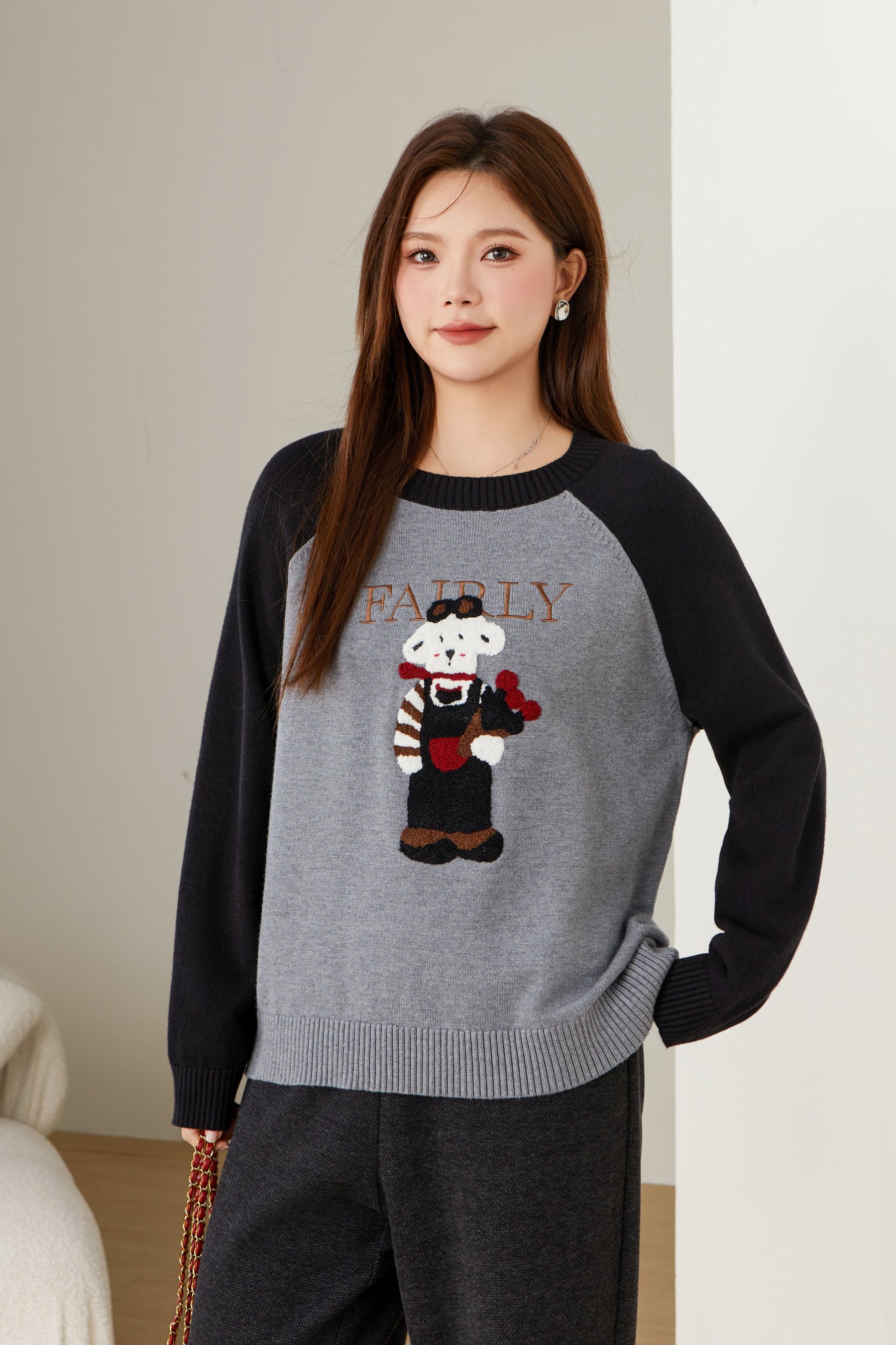 Embroidered towel sweater with contrasting shoulder sleeves DDMY2527