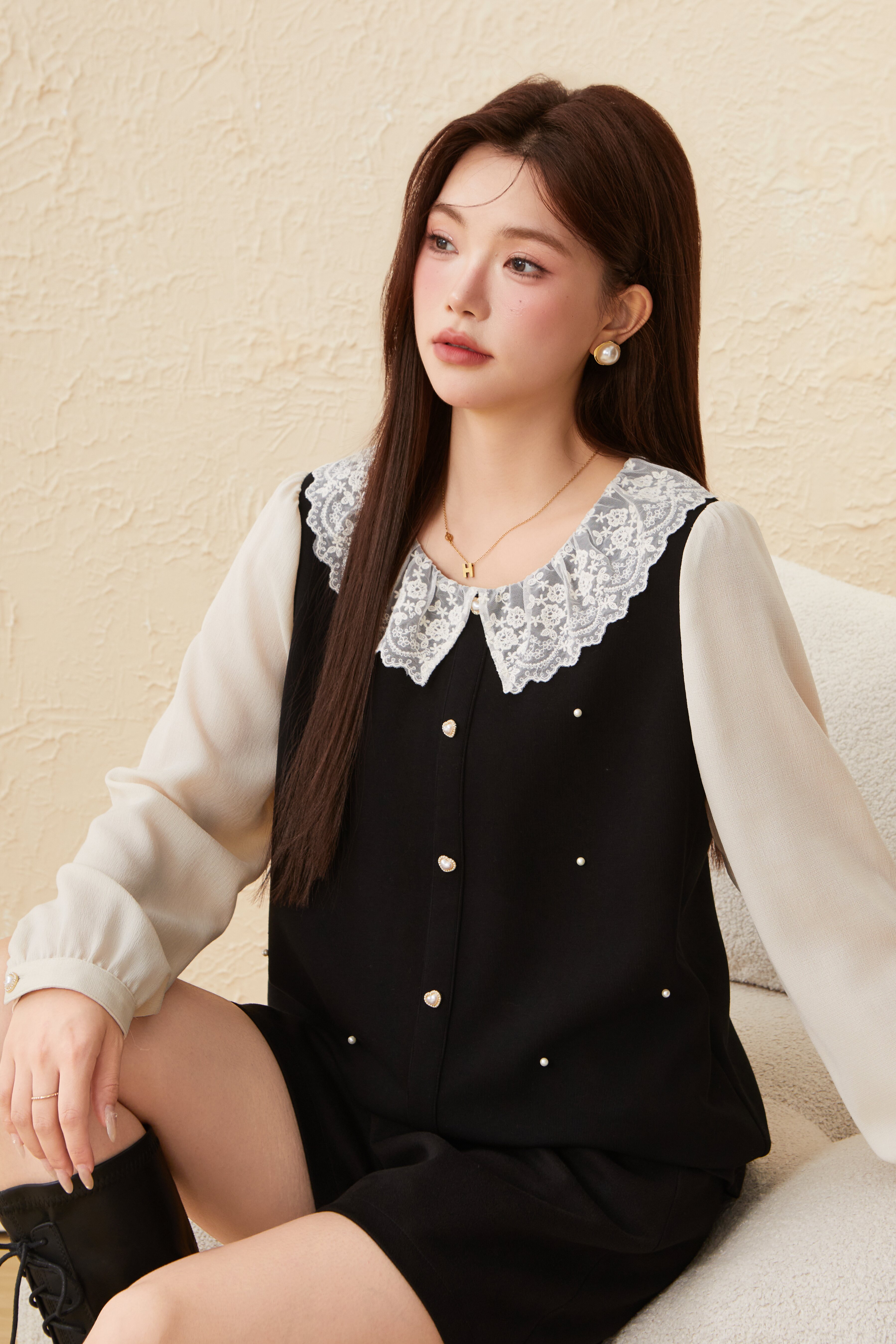 Spliced Round Neck Youthful Blouse EDA5839