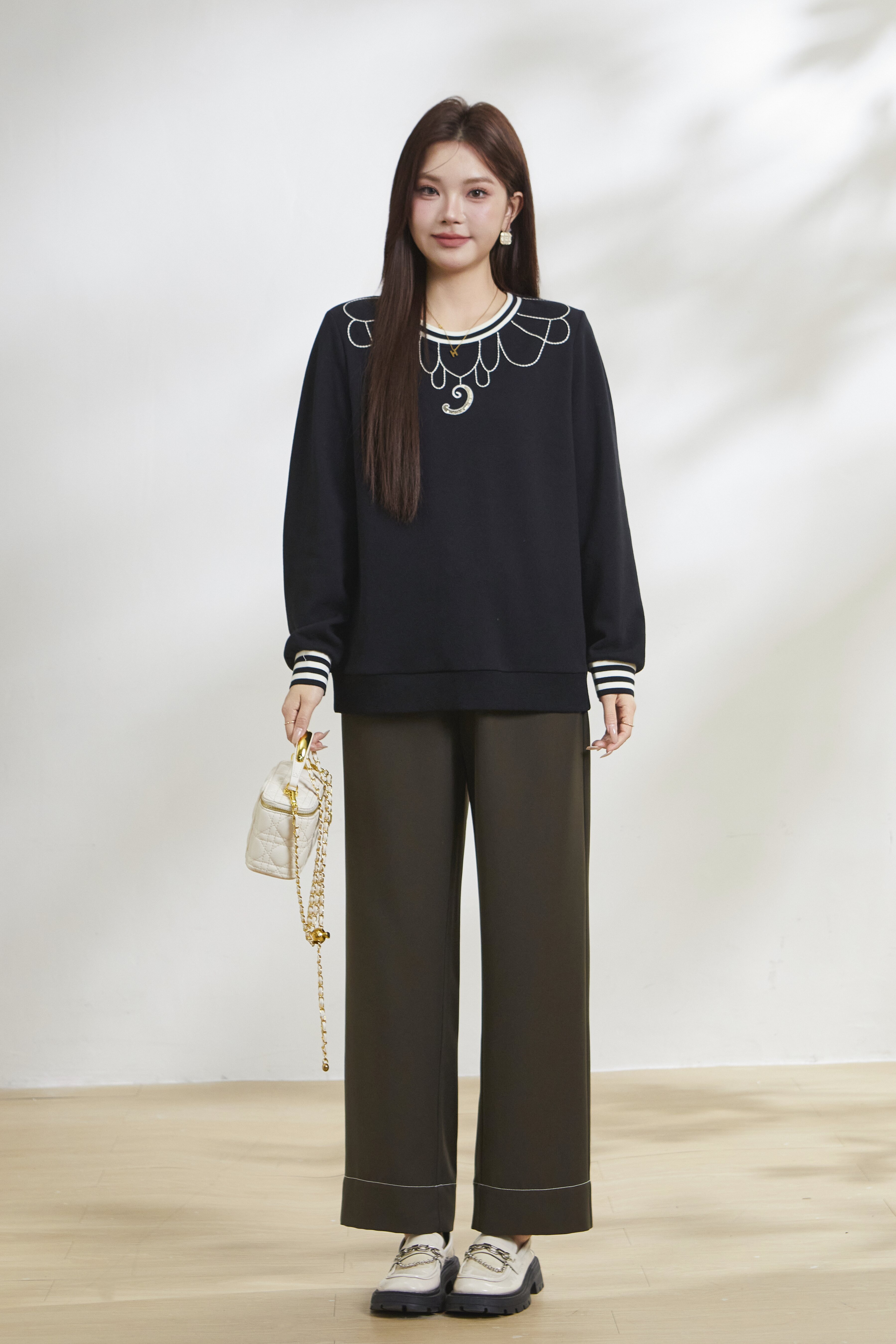 Two-tone round-neck heavy embroidery top FCZ6070