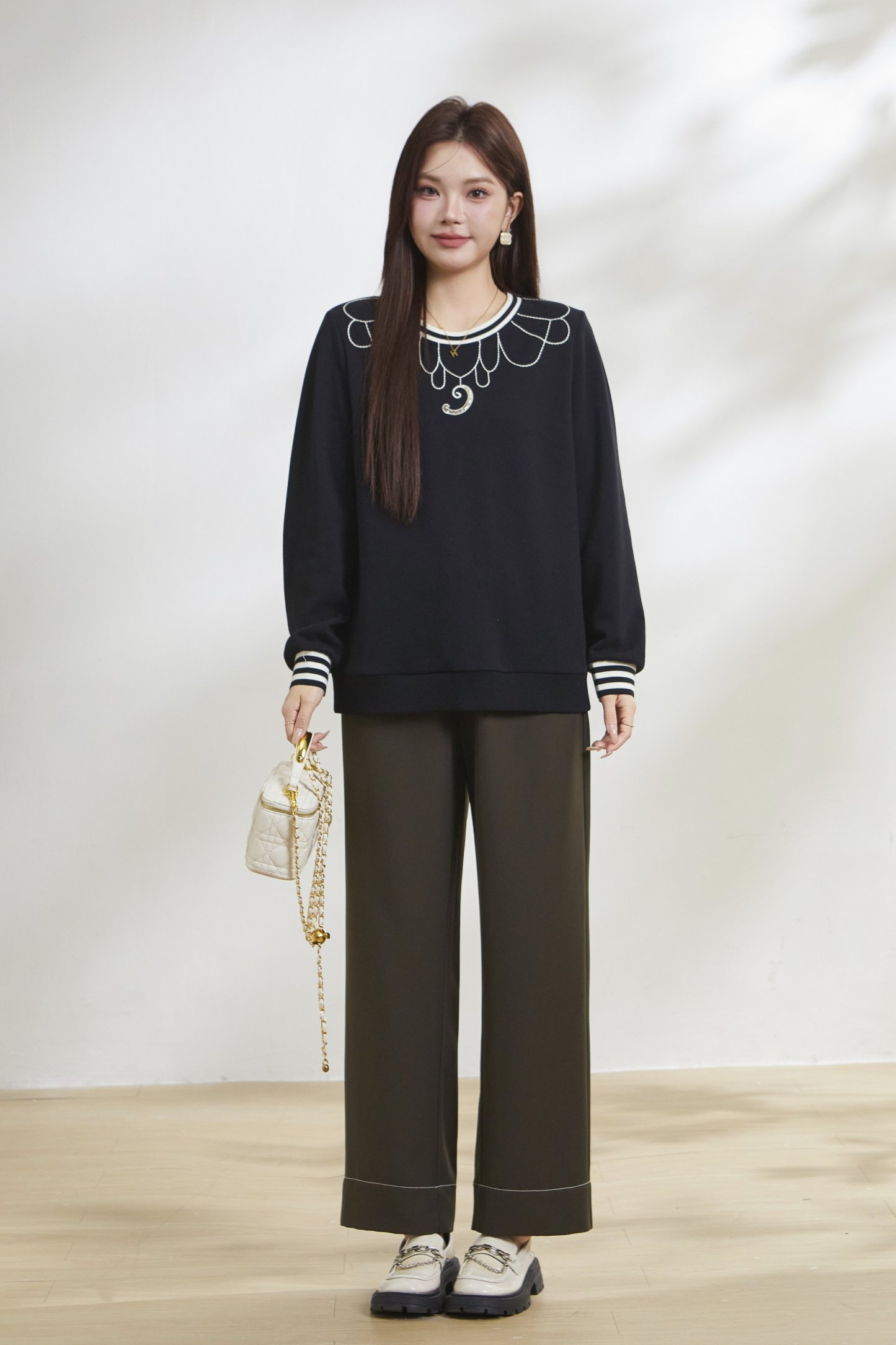 Two-tone round-neck heavy embroidery top FCZ6070