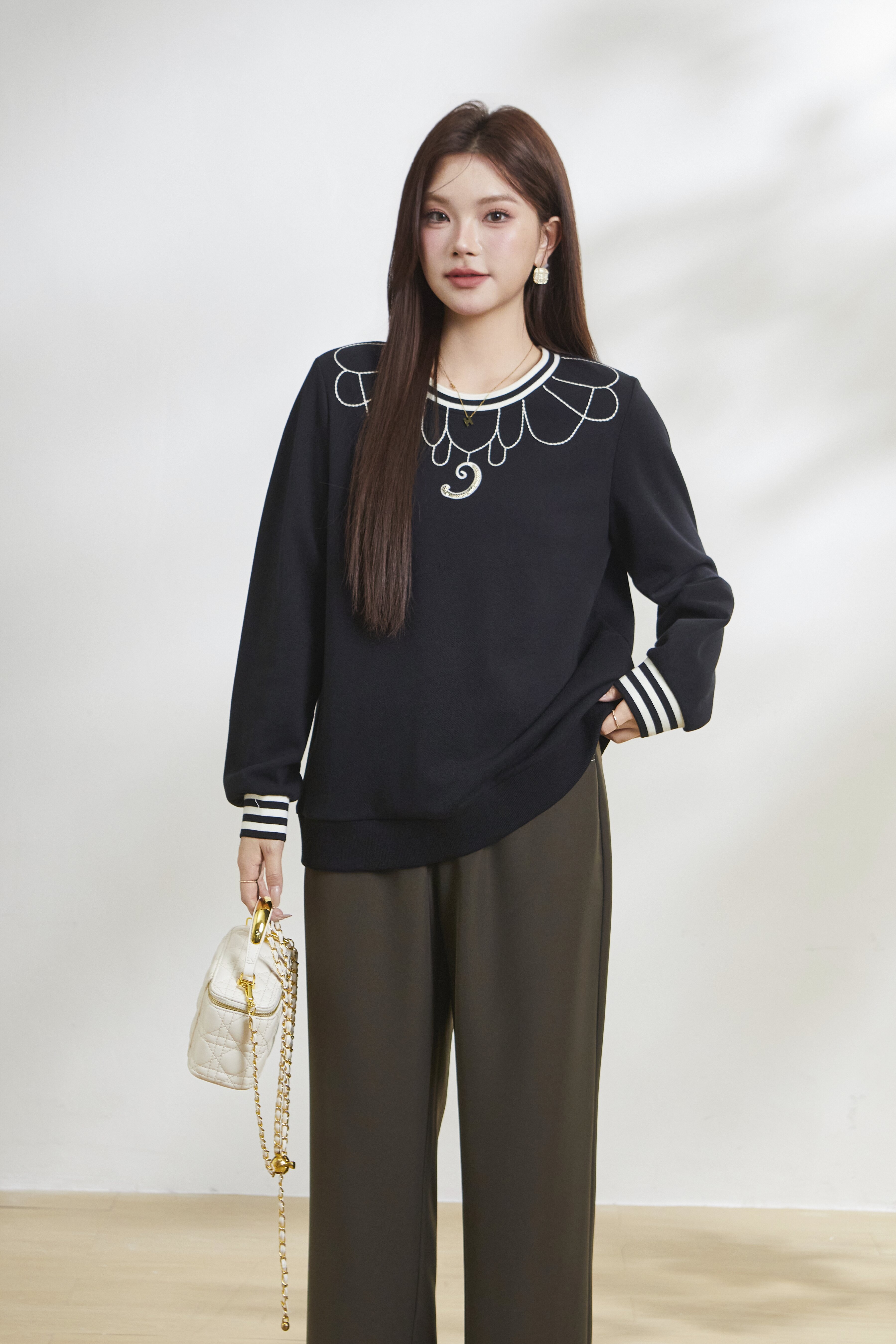 Two-tone round-neck heavy embroidery top FCZ6070