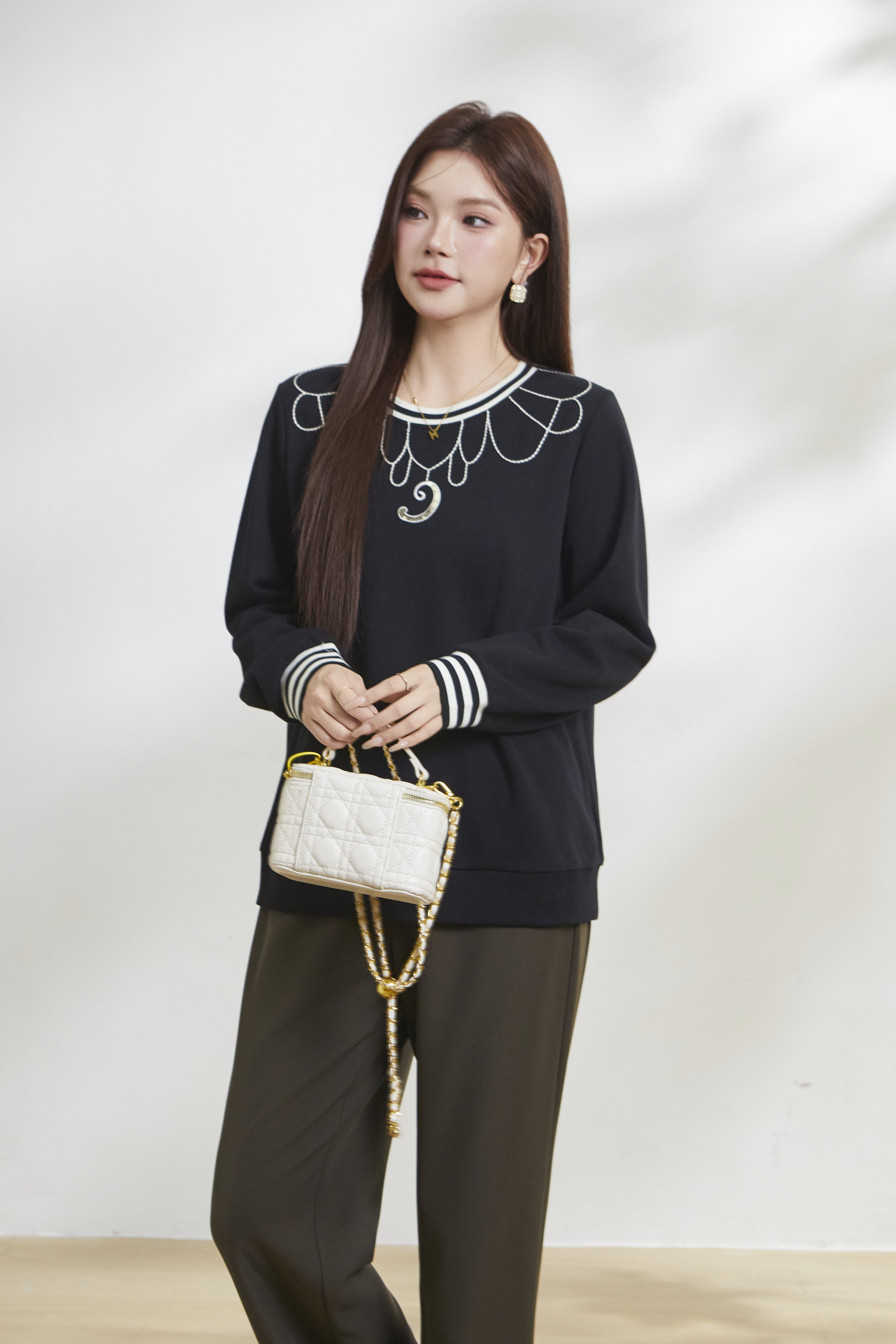 Two-tone round-neck heavy embroidery top FCZ6070