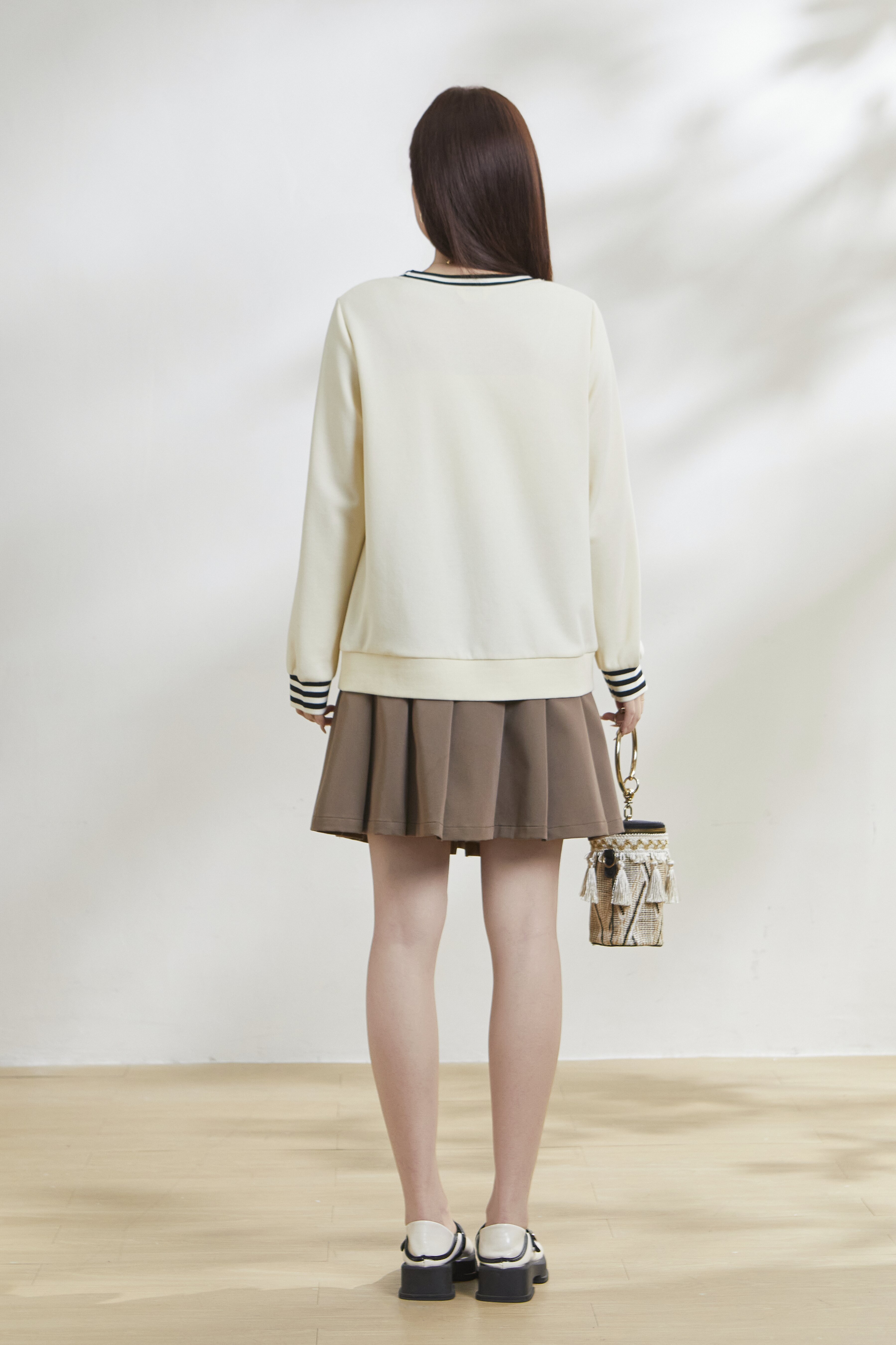 Two-tone round-neck heavy embroidery top FCZ6070