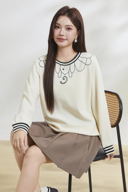 Two-tone round-neck heavy embroidery top FCZ6070