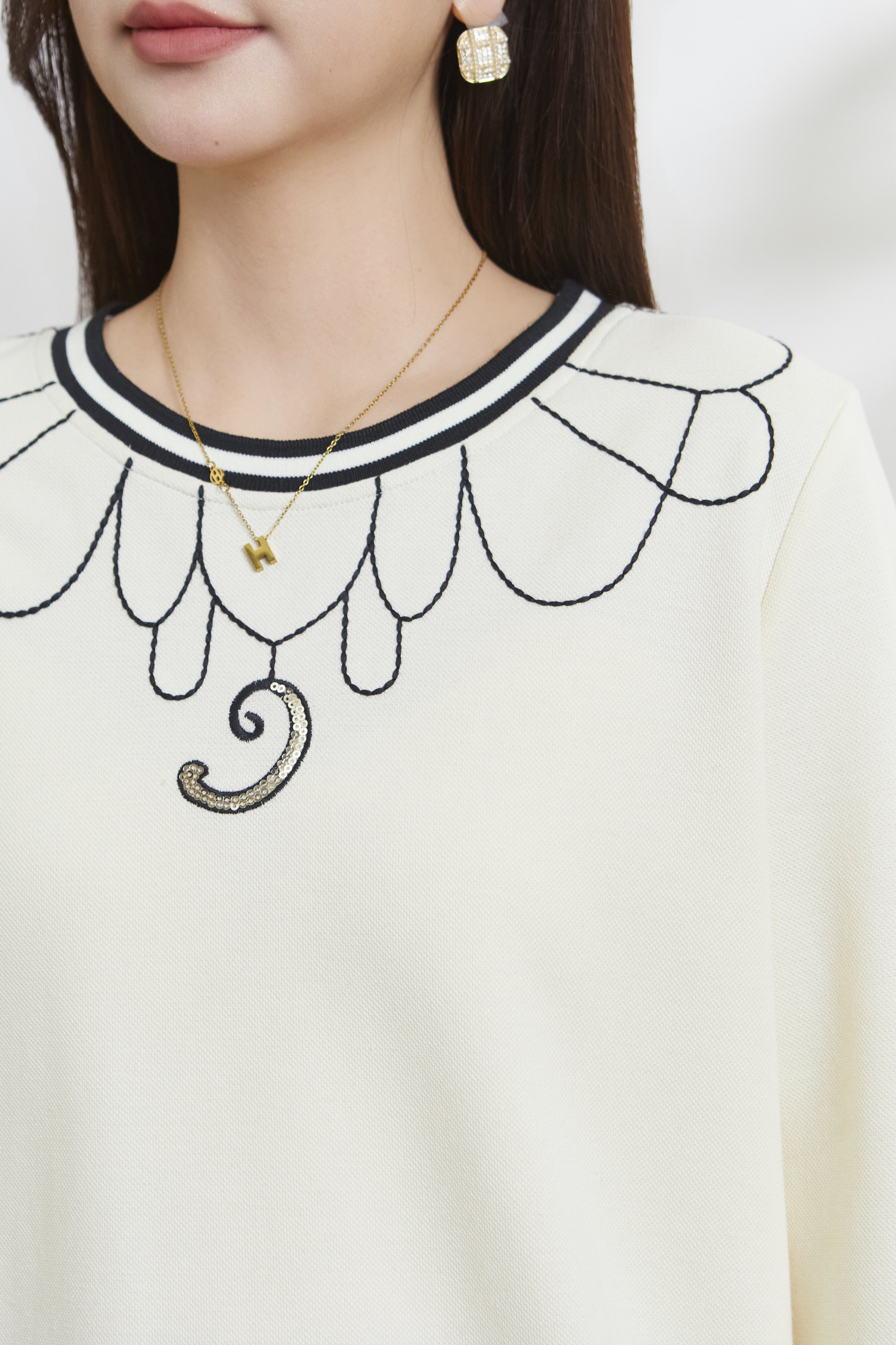 Two-tone round-neck heavy embroidery top FCZ6070