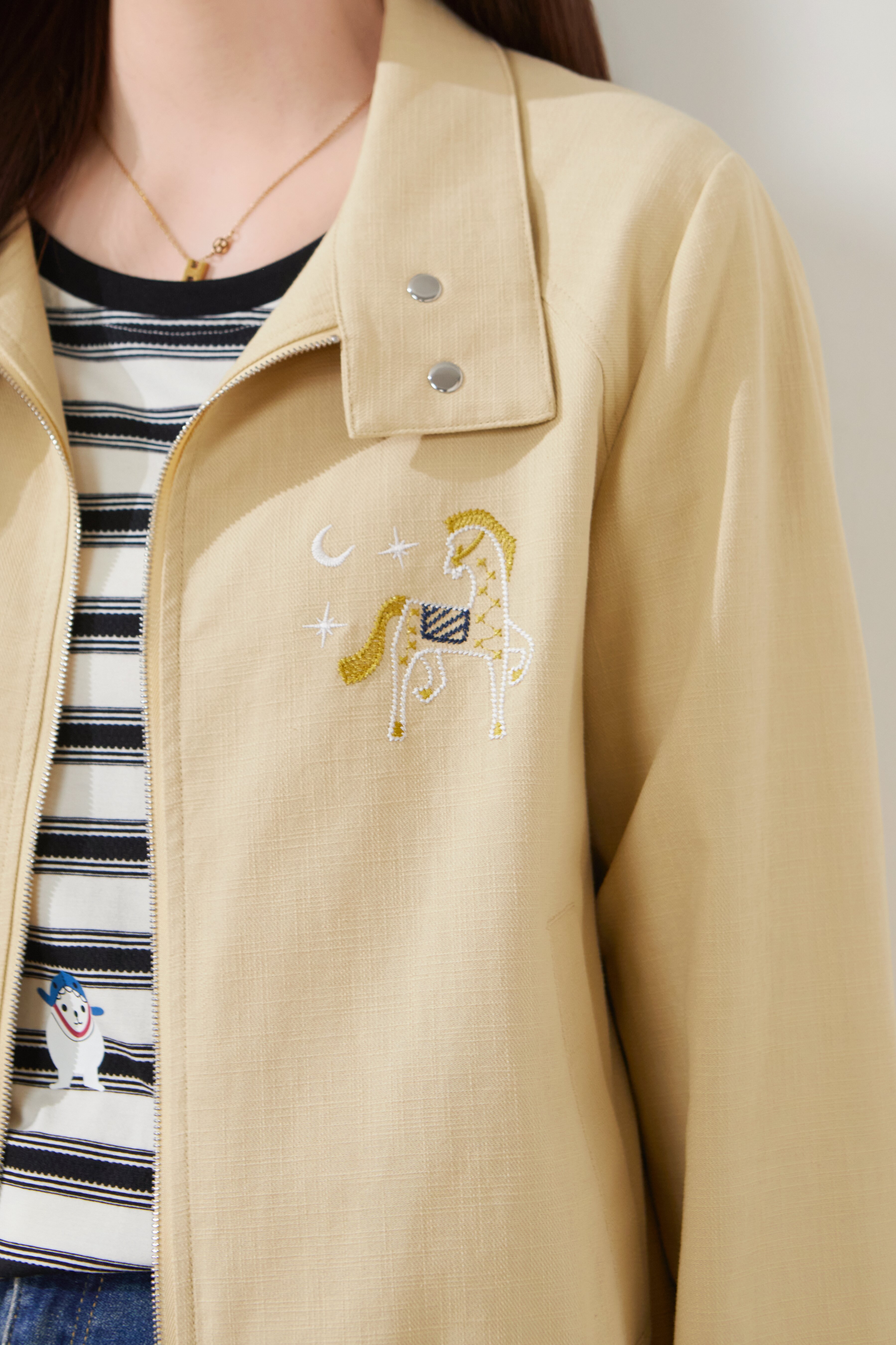 Two-tone embroidered baseball-style light jacket FCW7010