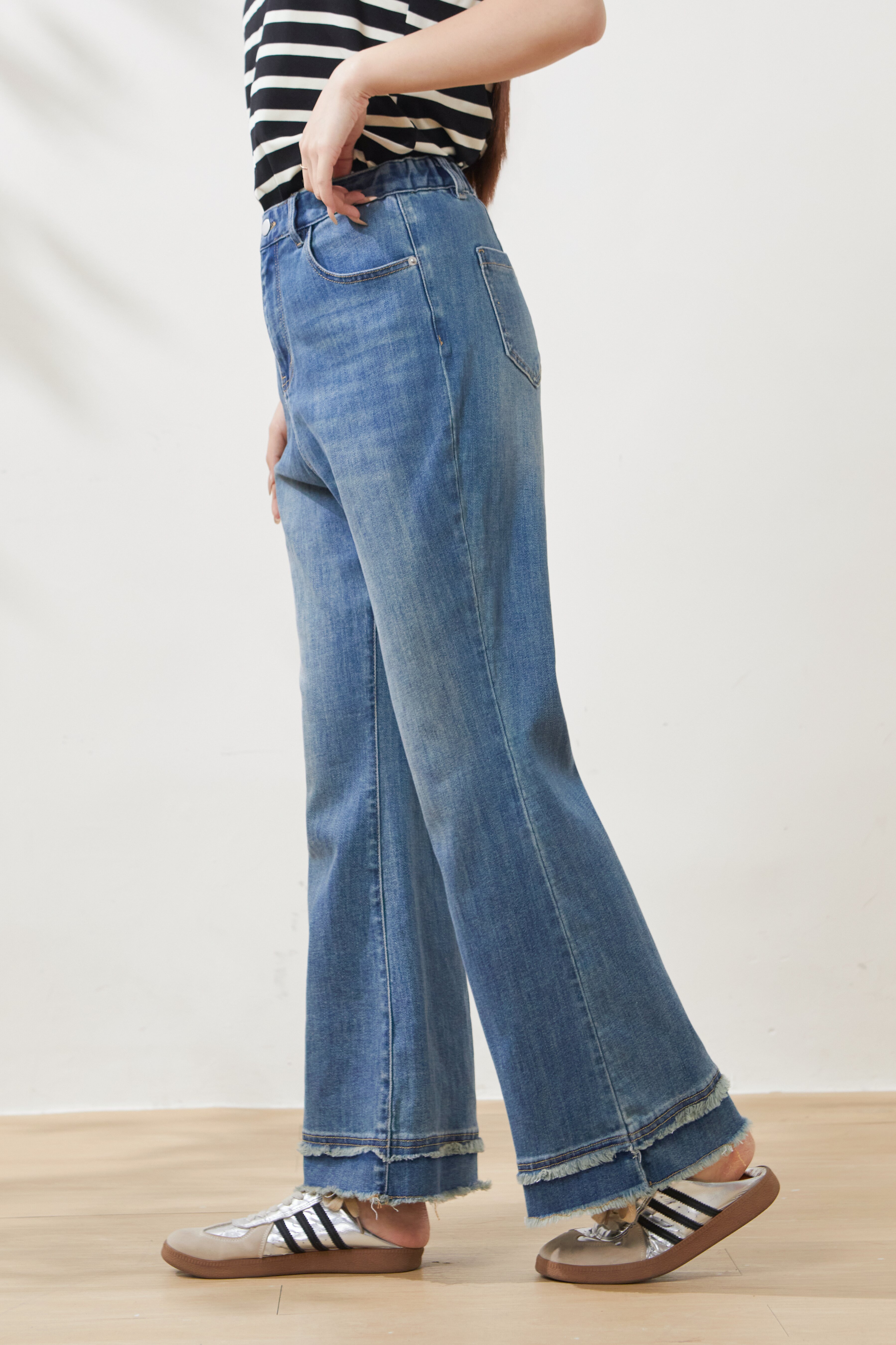 High-waisted flared jeans with frayed hem FCK6960