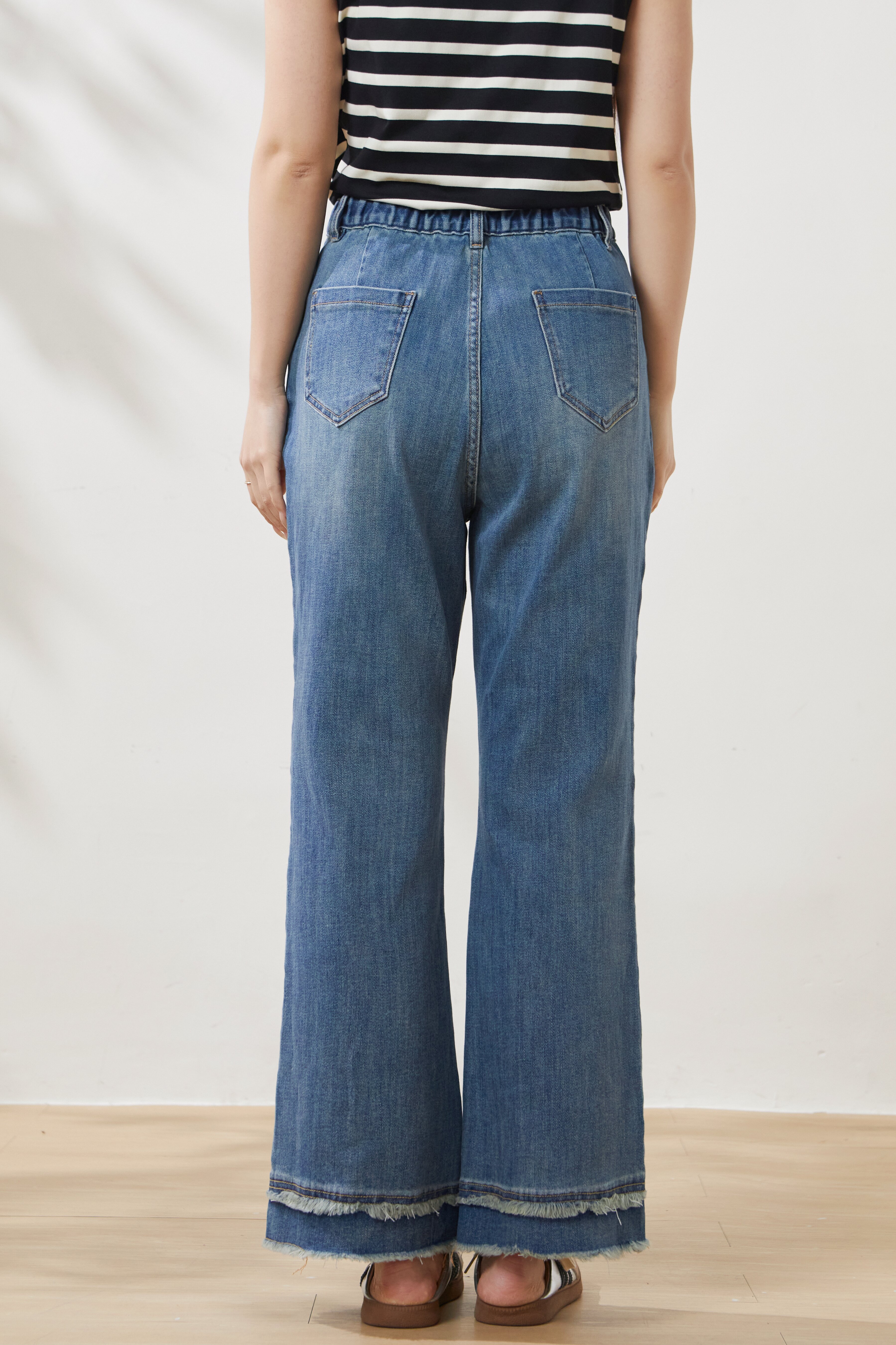 High-waisted flared jeans with frayed hem FCK6960