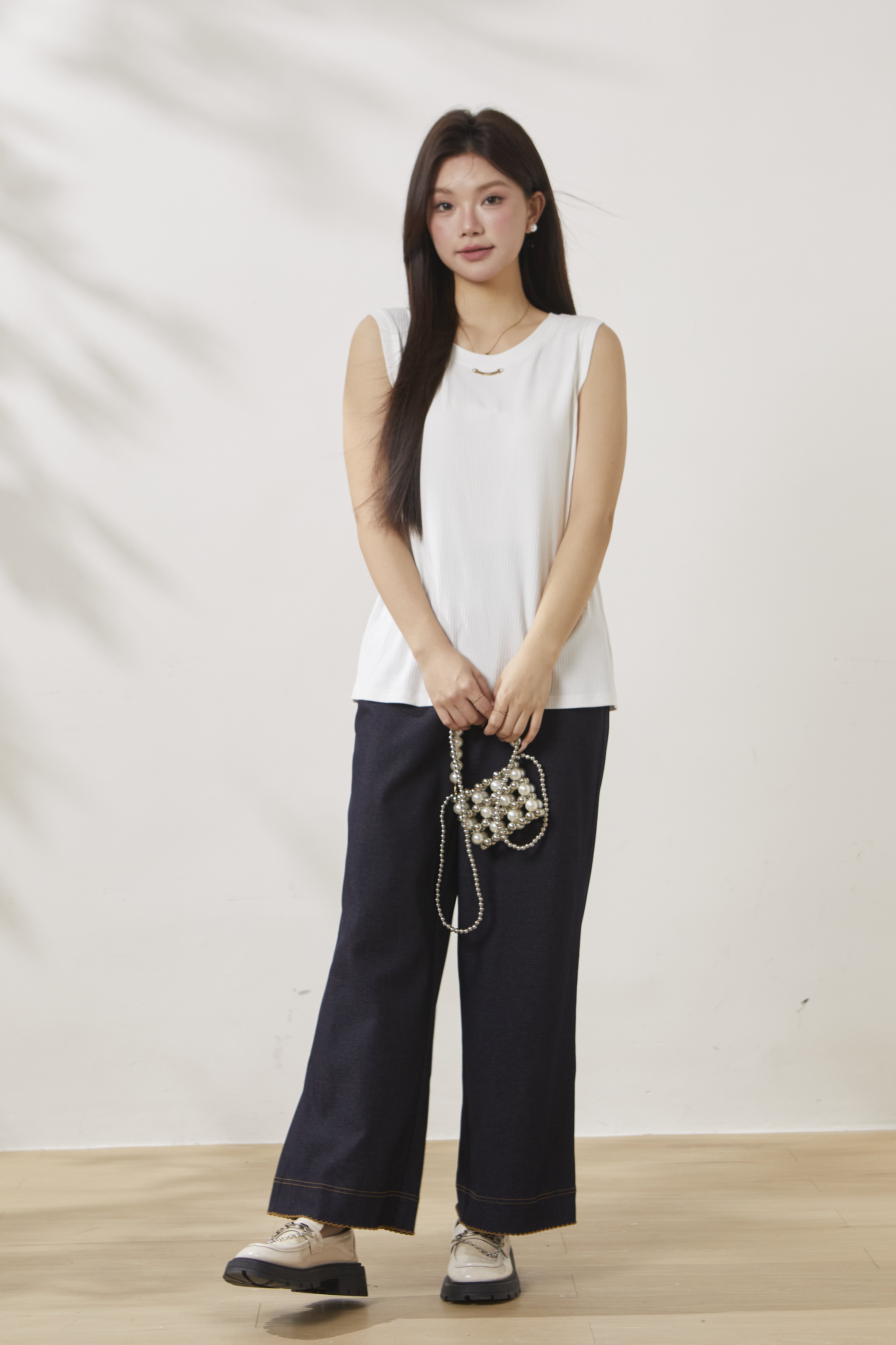 Elegant straight-leg jeans with contrasting color trim FCK6871