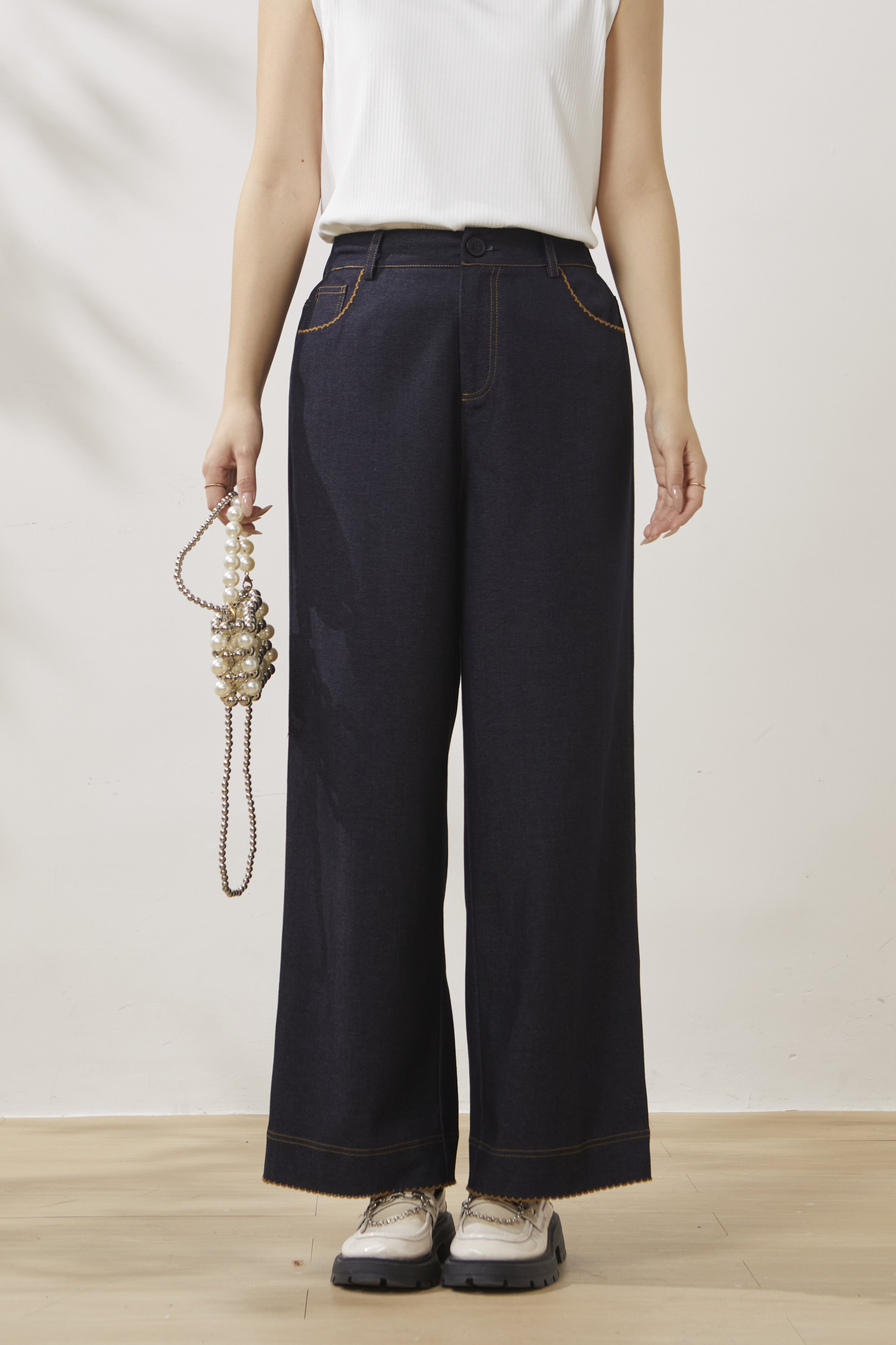 Elegant straight-leg jeans with contrasting color trim FCK6871