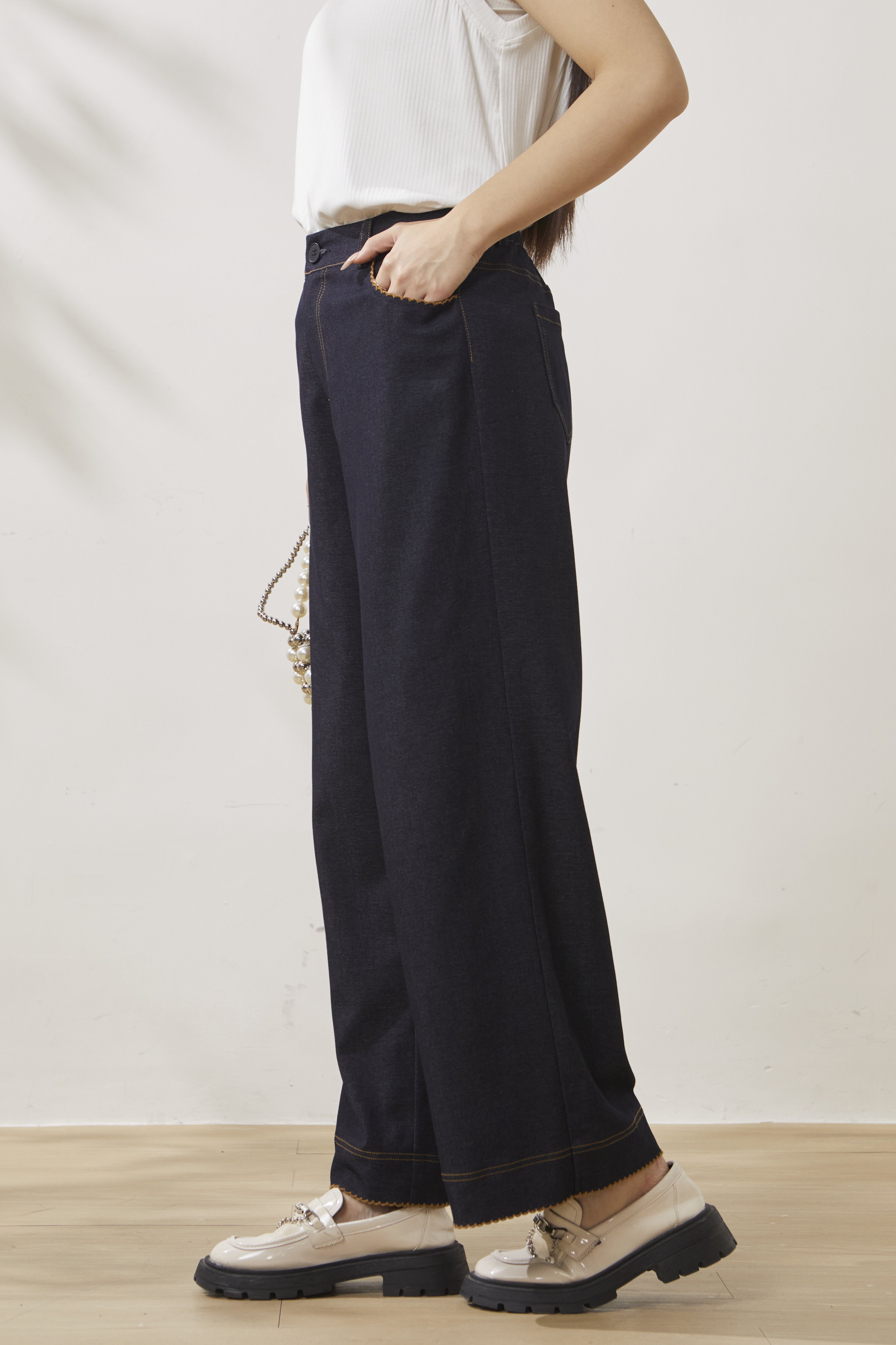 Elegant straight-leg jeans with contrasting color trim FCK6871