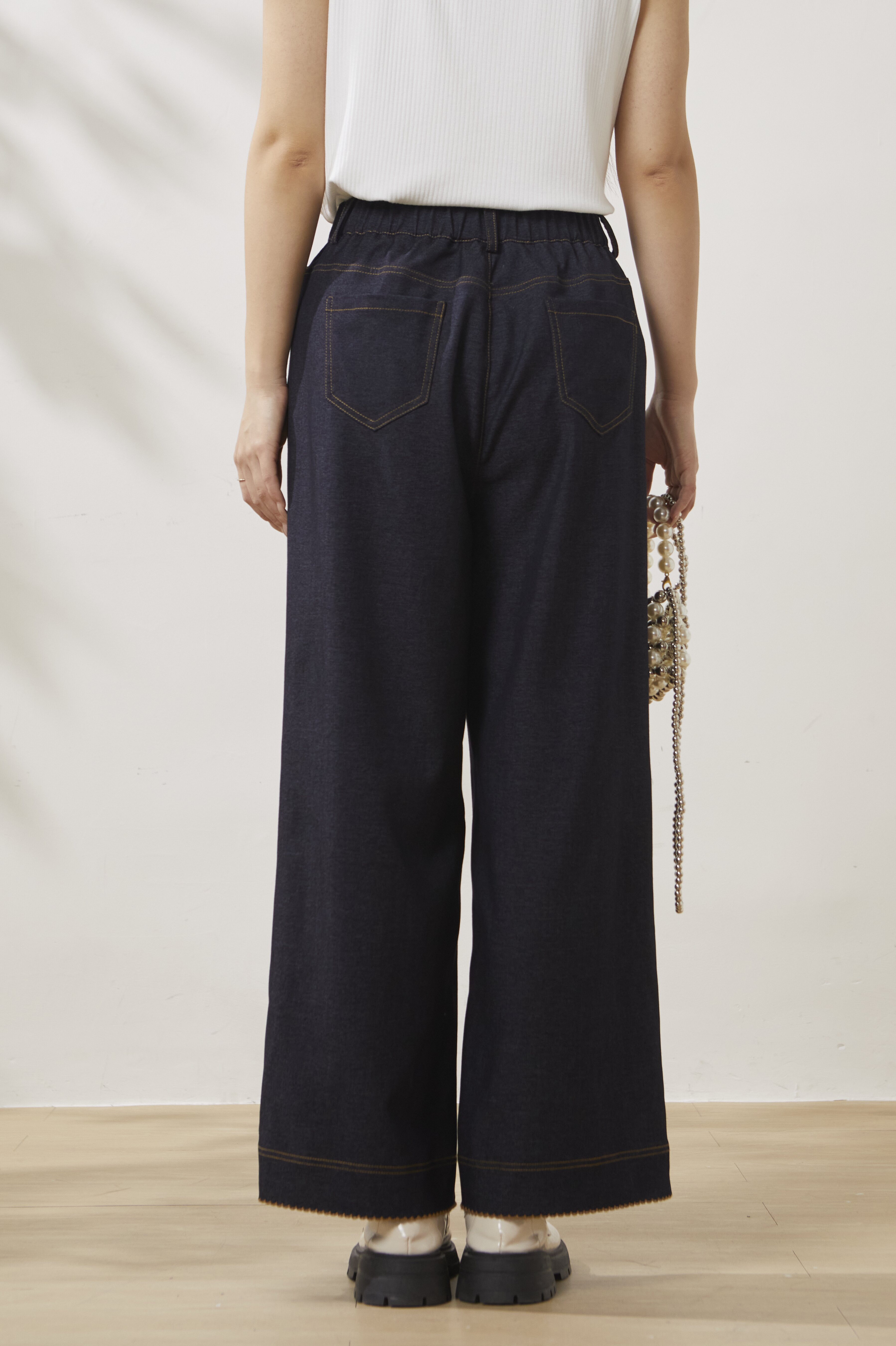 Elegant straight-leg jeans with contrasting color trim FCK6871