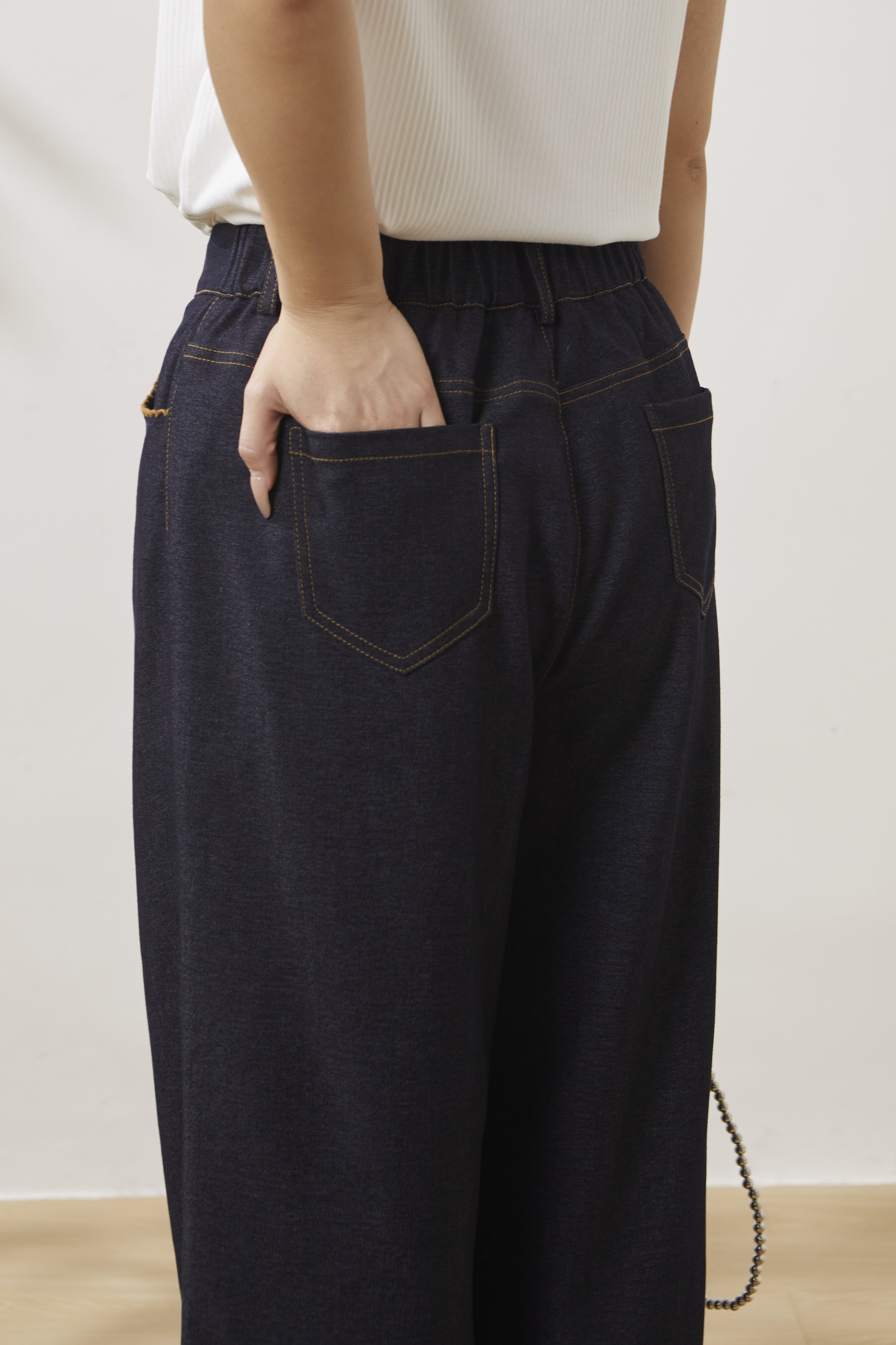 Elegant straight-leg jeans with contrasting color trim FCK6871