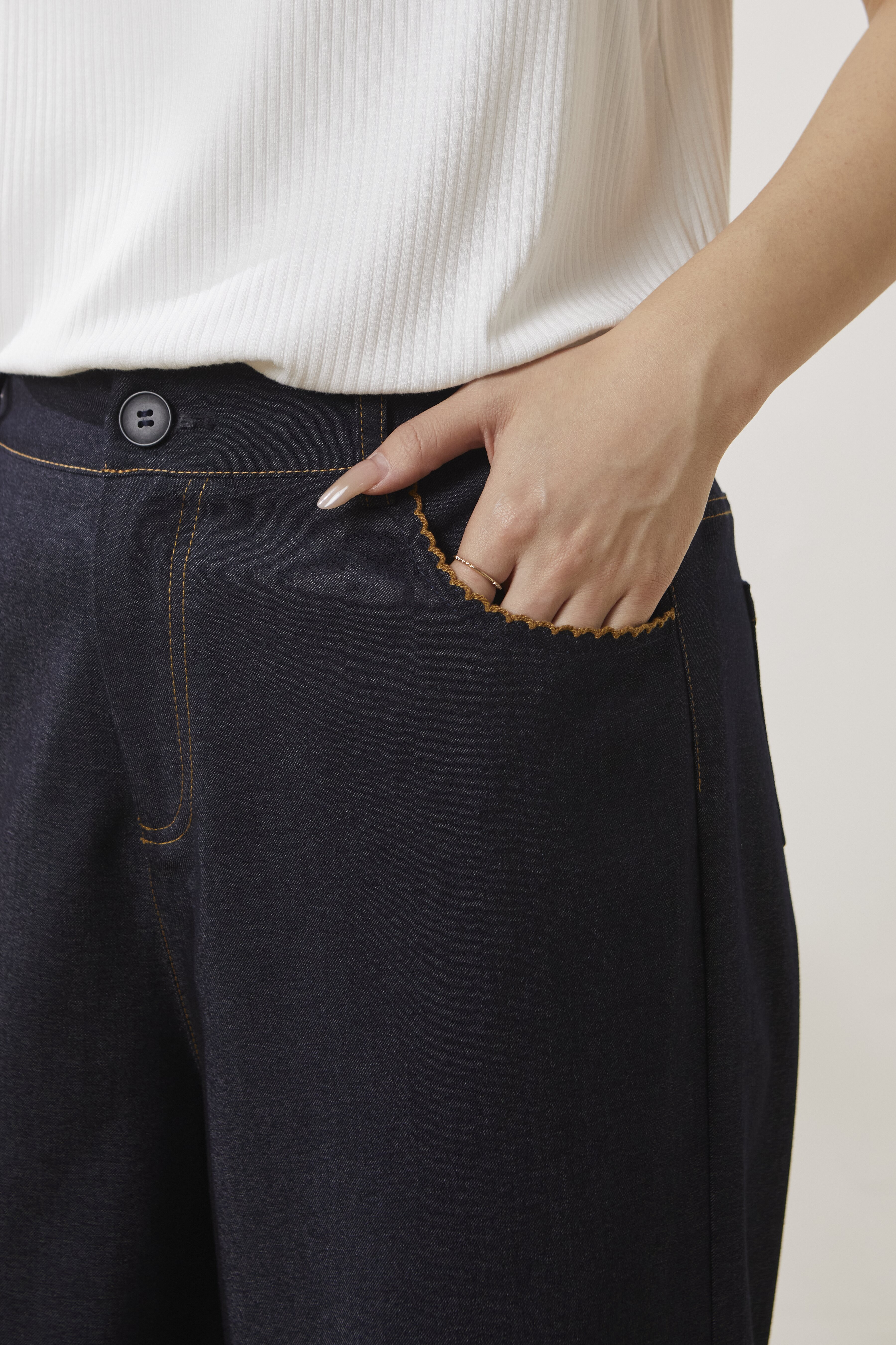 Elegant straight-leg jeans with contrasting color trim FCK6871