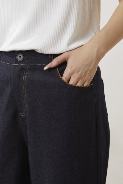 Elegant straight-leg jeans with contrasting color trim FCK6871