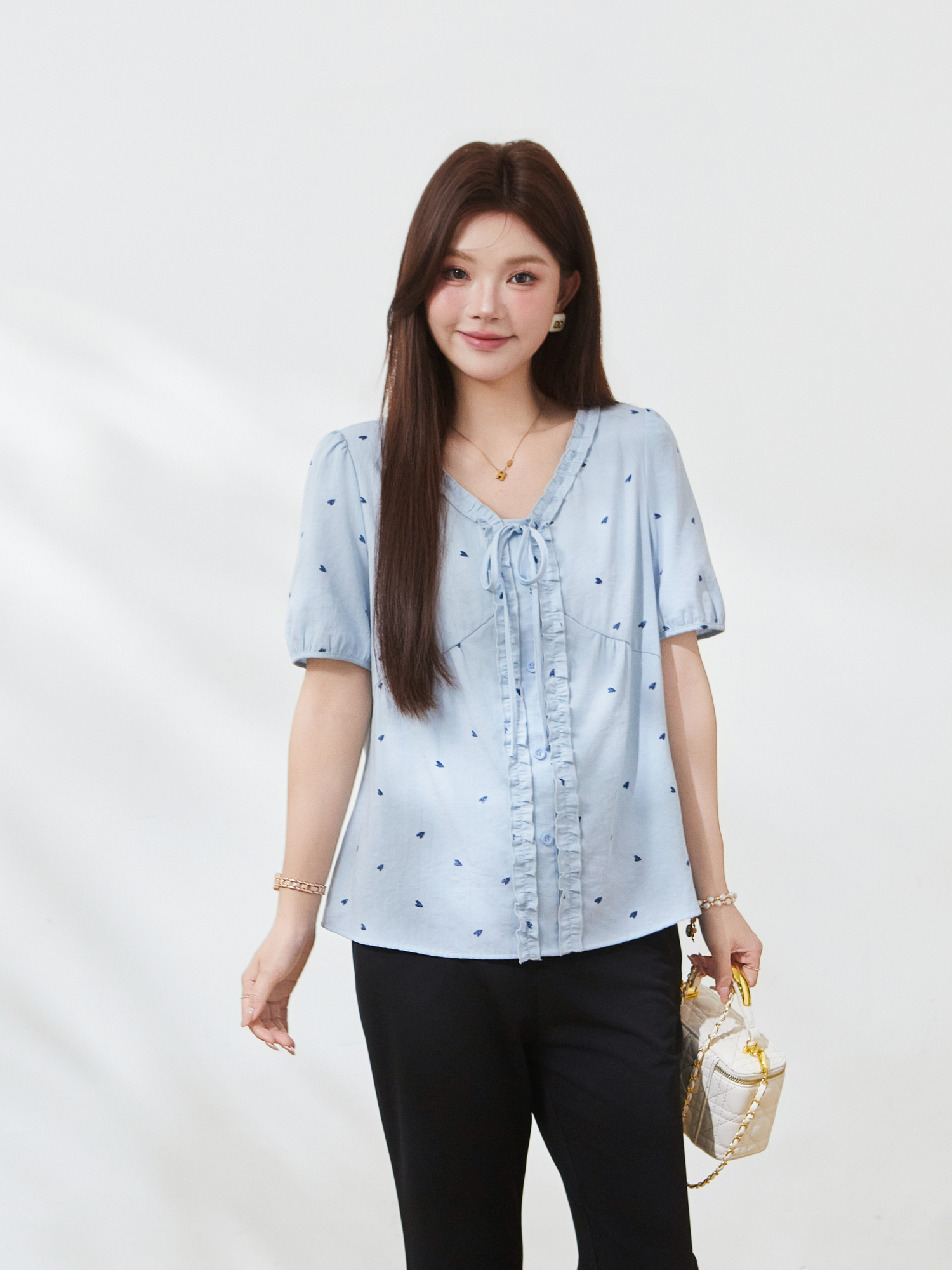 Wood ear-shaped V-neck top with heart print, FXA7202
