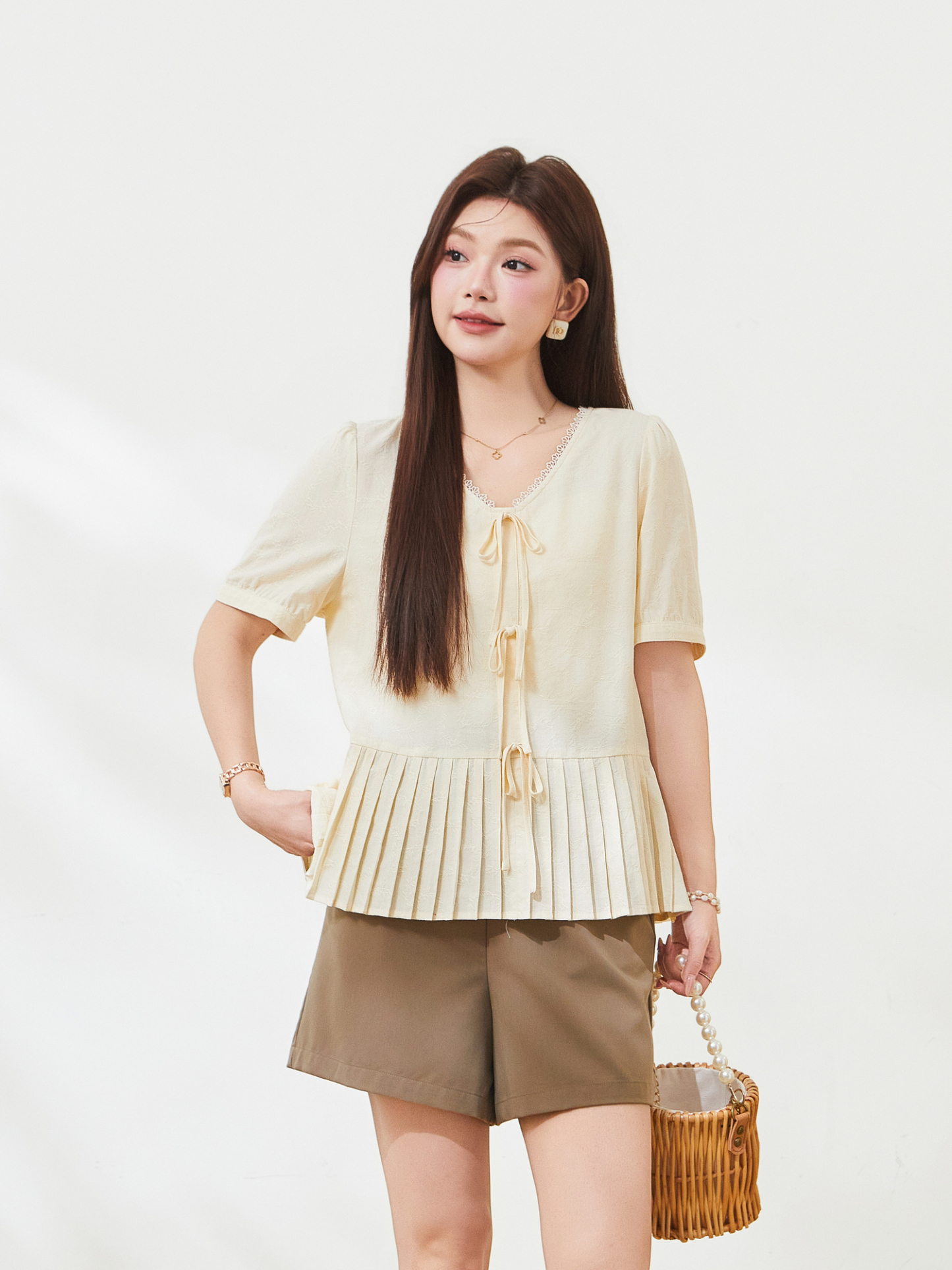 Underhem pleated V-neck lace up top for slimming effect，FXA7336