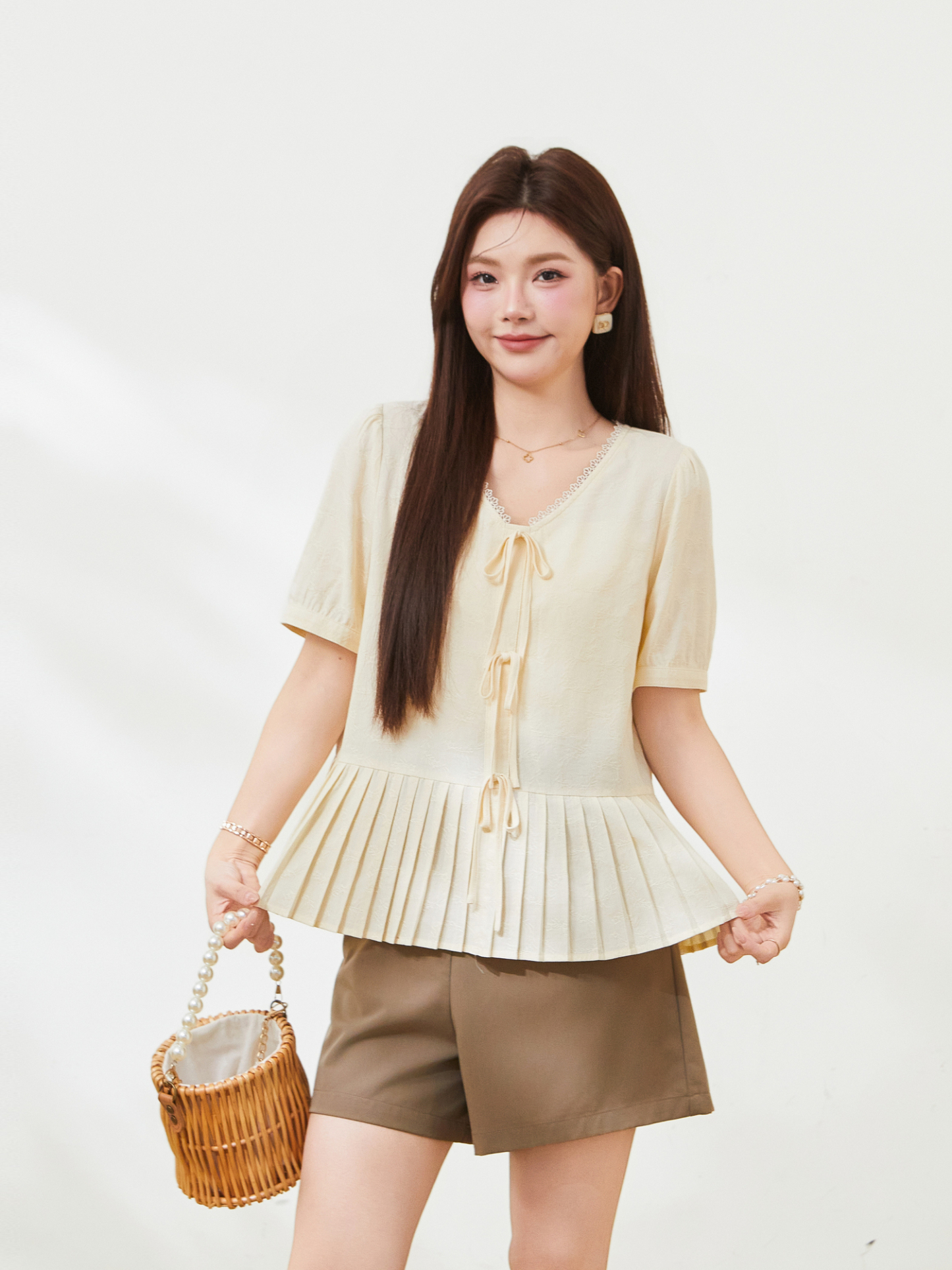 Underhem pleated V-neck lace up top for slimming effect，FXA7336