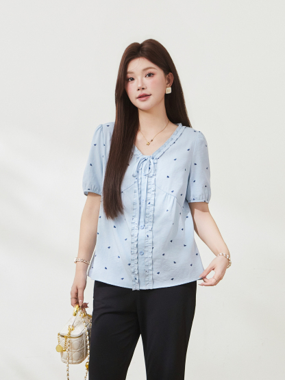 Wood ear-shaped V-neck top with heart print, FXA7202
