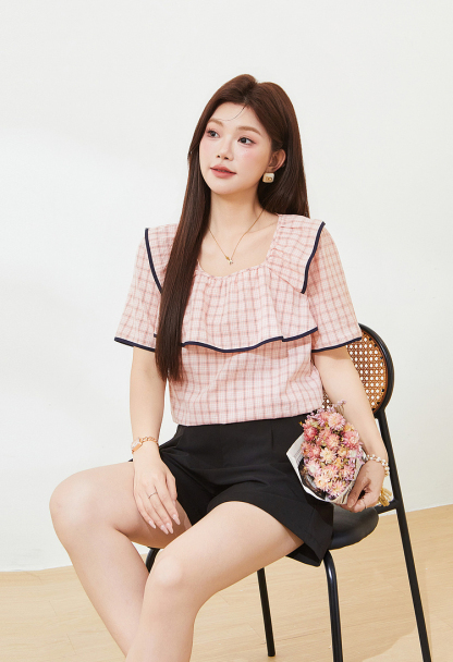 Square-necked floral-patterned shirt with ruffle edges FXA7200