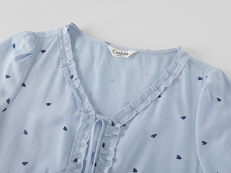 Wood ear-shaped V-neck top with heart print, FXA7202