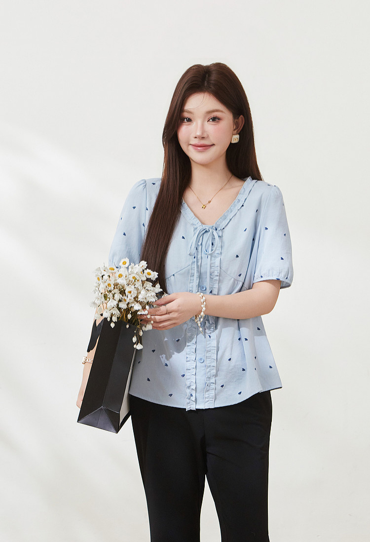 Wood ear-shaped V-neck top with heart print, FXA7202