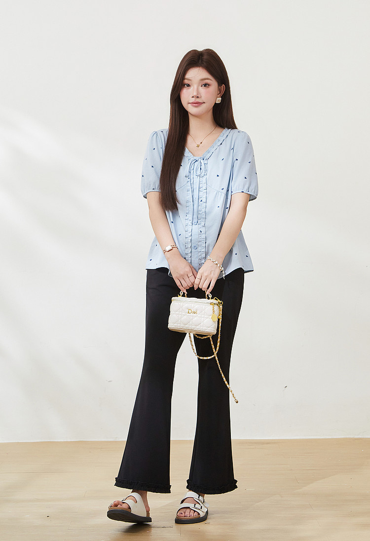 Wood ear-shaped V-neck top with heart print, FXA7202