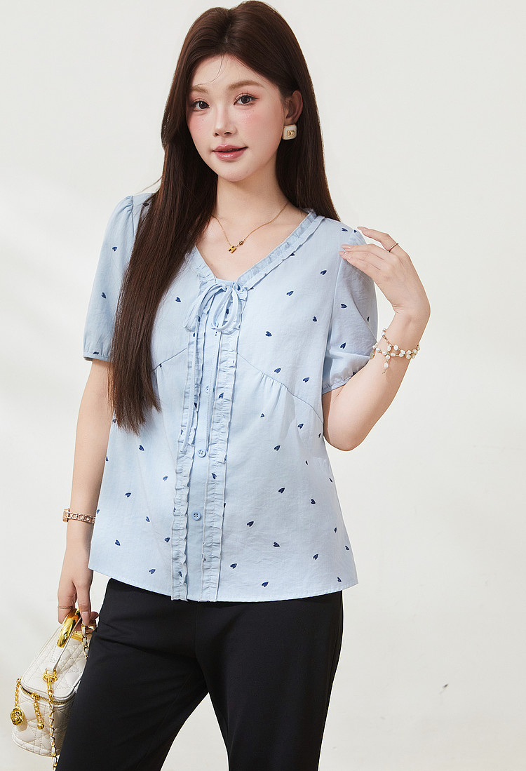 Wood ear-shaped V-neck top with heart print, FXA7202