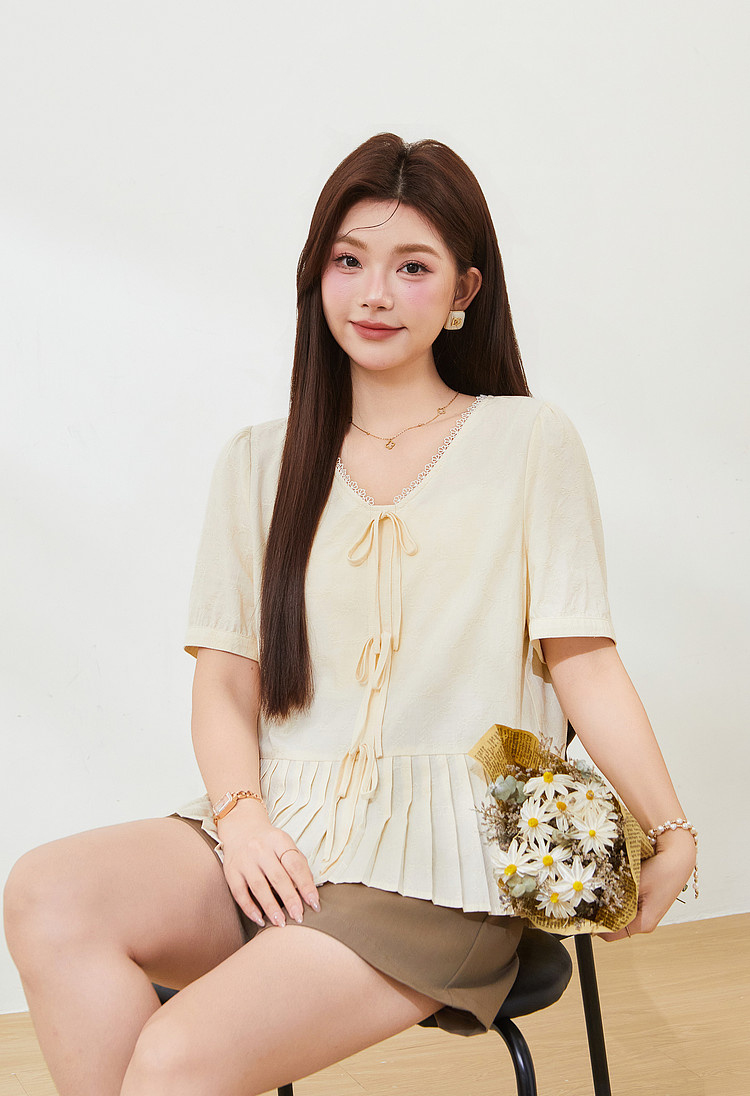 Underhem pleated V-neck lace up top for slimming effect，FXA7336