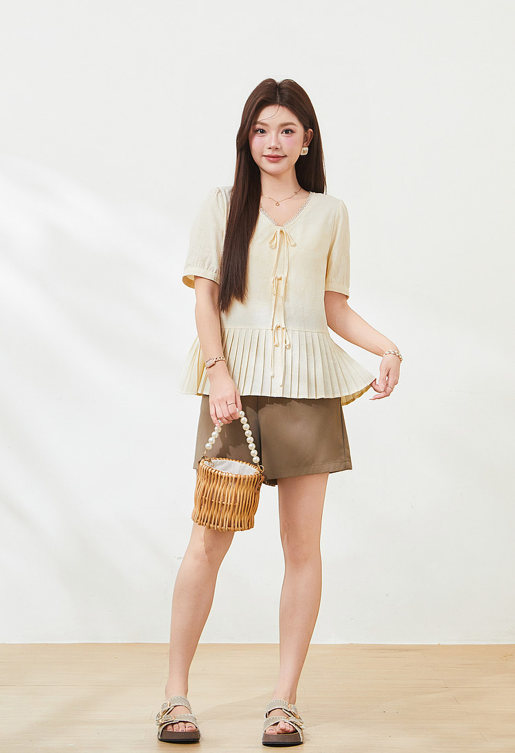 Underhem pleated V-neck lace up top for slimming effect，FXA7336