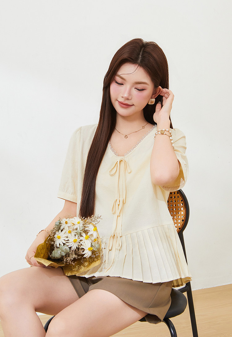 Underhem pleated V-neck lace up top for slimming effect，FXA7336