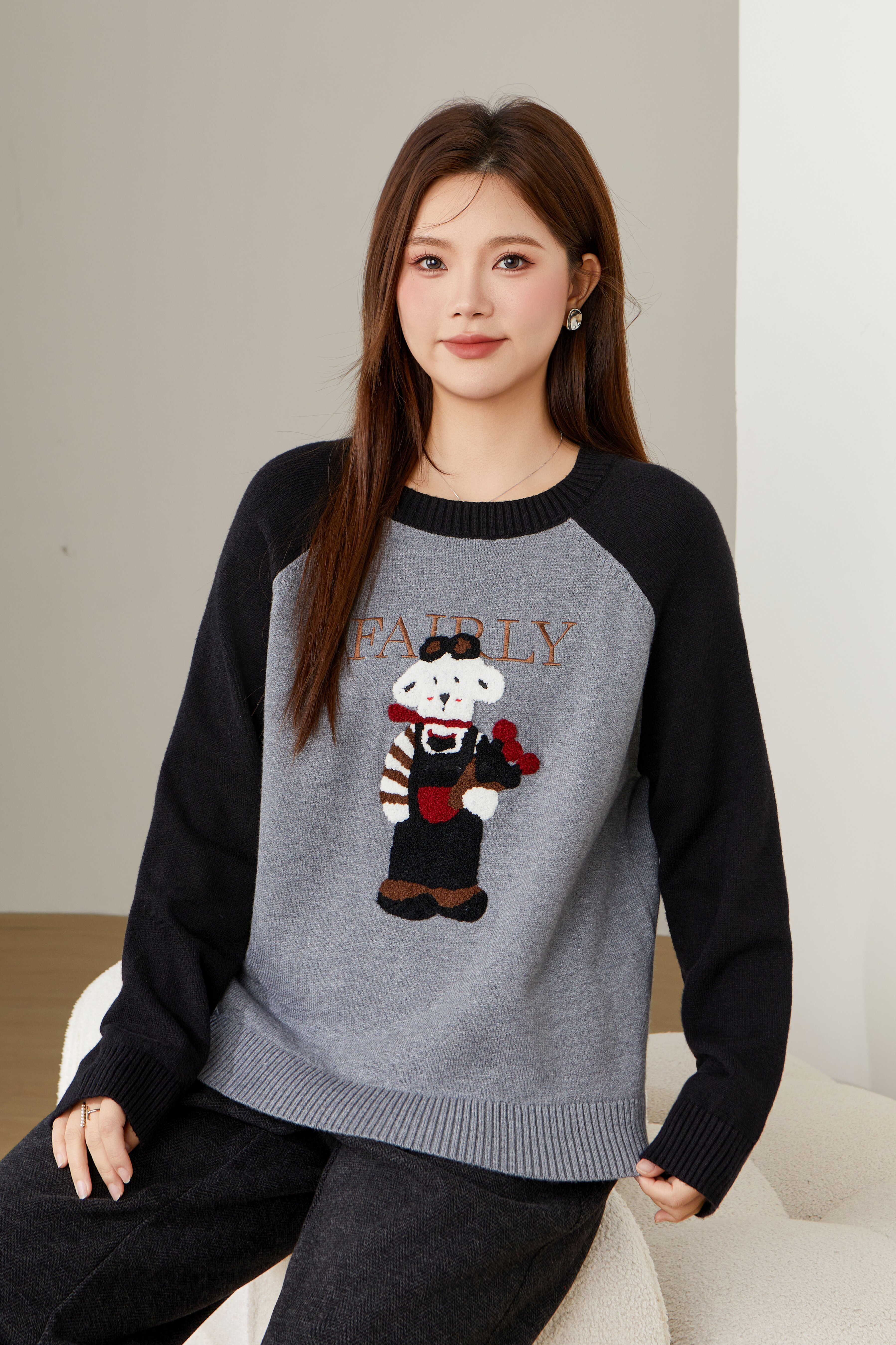 Embroidered towel sweater with contrasting shoulder sleeves DDMY2527