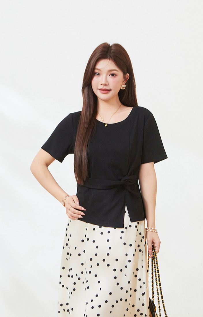New summer plus-size T-shirt – flattering and chic, crew neck, stylish waist-defining cut, perfect for curvy beauties
