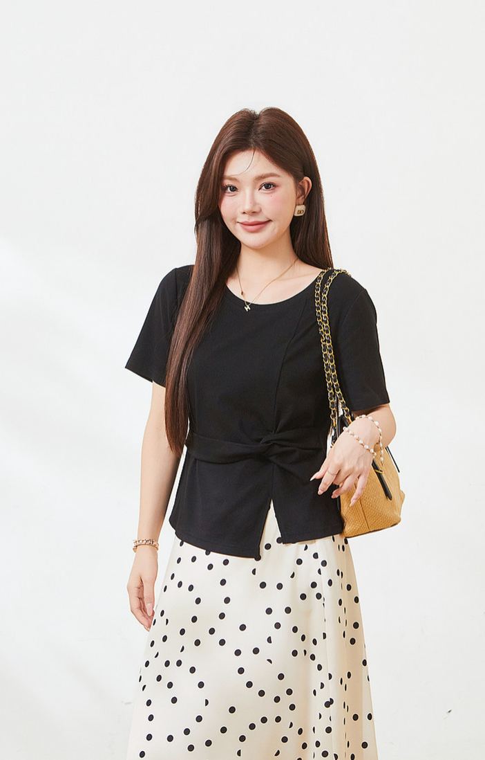New summer plus-size T-shirt – flattering and chic, crew neck, stylish waist-defining cut, perfect for curvy beauties