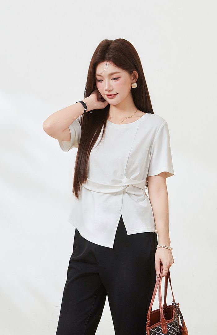 New summer plus-size T-shirt – flattering and chic, crew neck, stylish waist-defining cut, perfect for curvy beauties