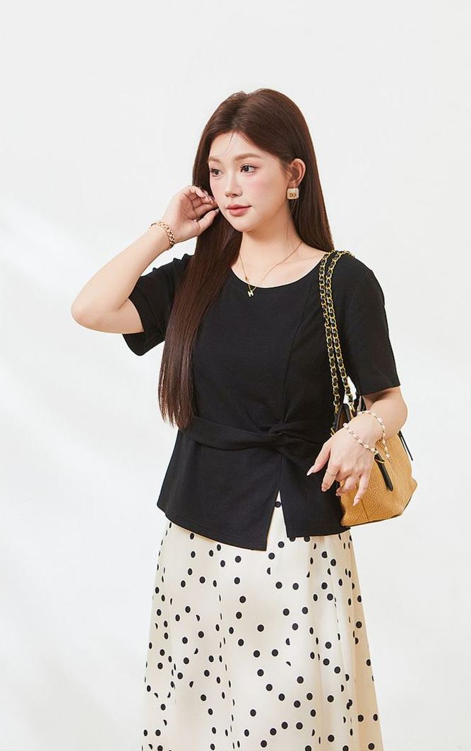 New summer plus-size T-shirt – flattering and chic, crew neck, stylish waist-defining cut, perfect for curvy beauties