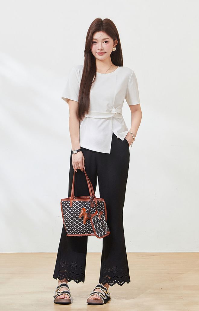 New summer plus-size T-shirt – flattering and chic, crew neck, stylish waist-defining cut, perfect for curvy beauties