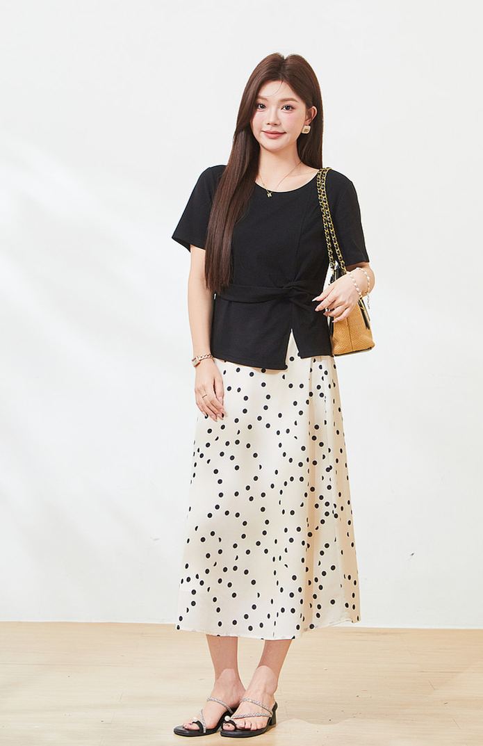 New summer plus-size T-shirt – flattering and chic, crew neck, stylish waist-defining cut, perfect for curvy beauties