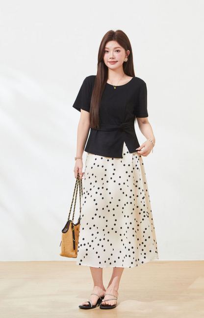 New summer plus-size T-shirt – flattering and chic, crew neck, stylish waist-defining cut, perfect for curvy beauties