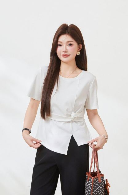 New summer plus-size T-shirt – flattering and chic, crew neck, stylish waist-defining cut, perfect for curvy beauties