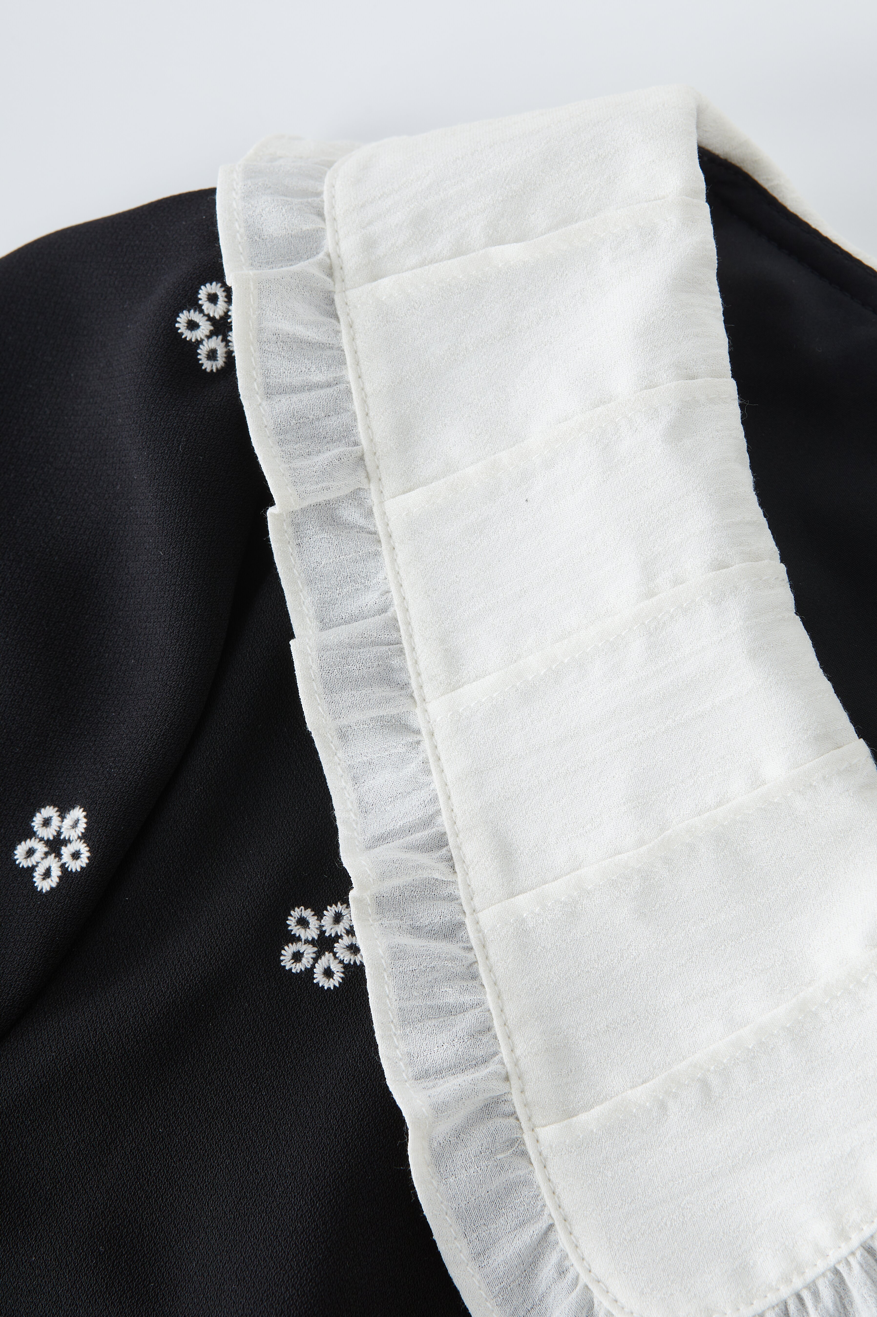 Contrast Color Doll Collar Embroidered Dress EXQ5387