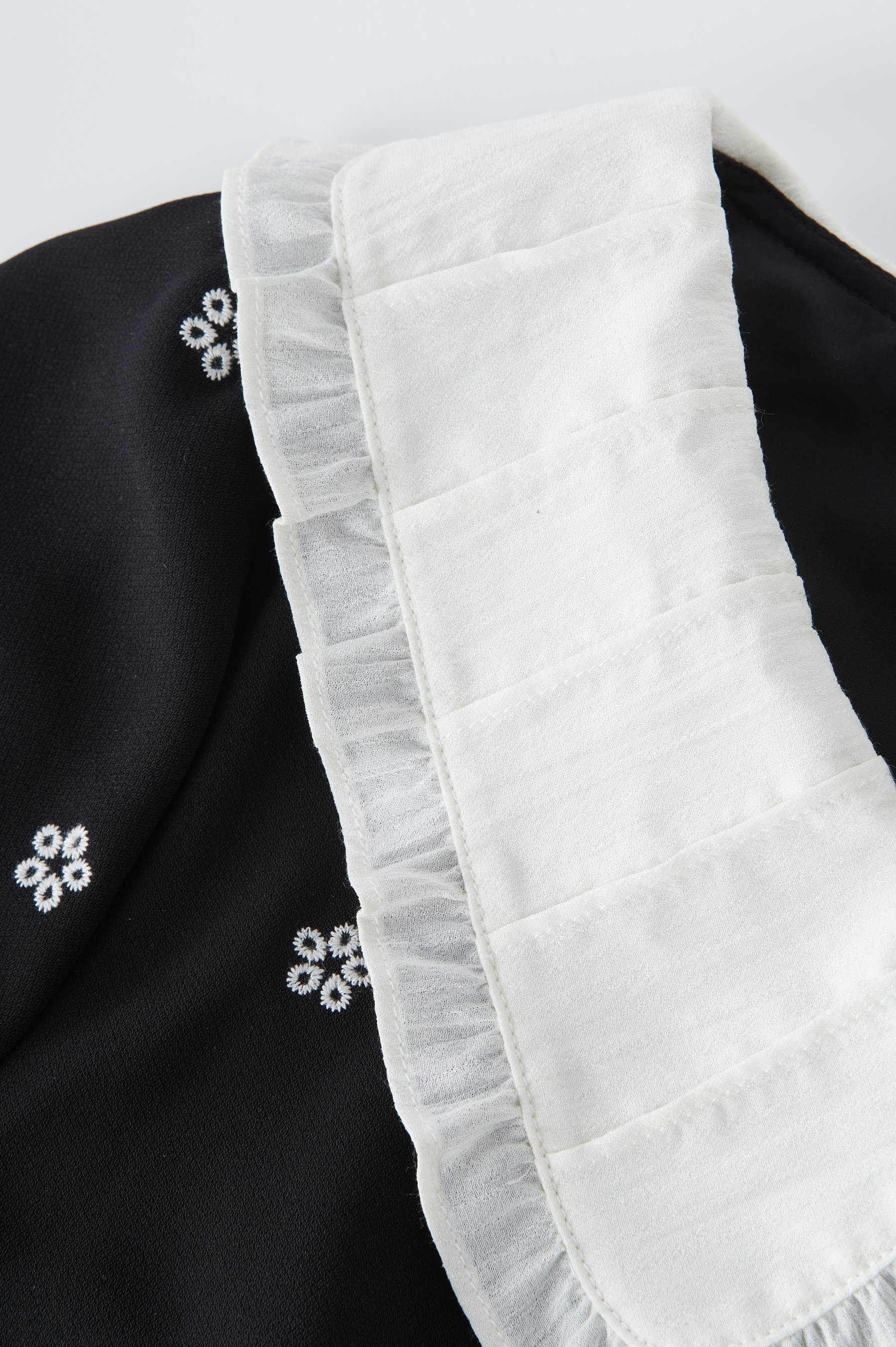 Contrast Color Doll Collar Embroidered Dress EXQ5387