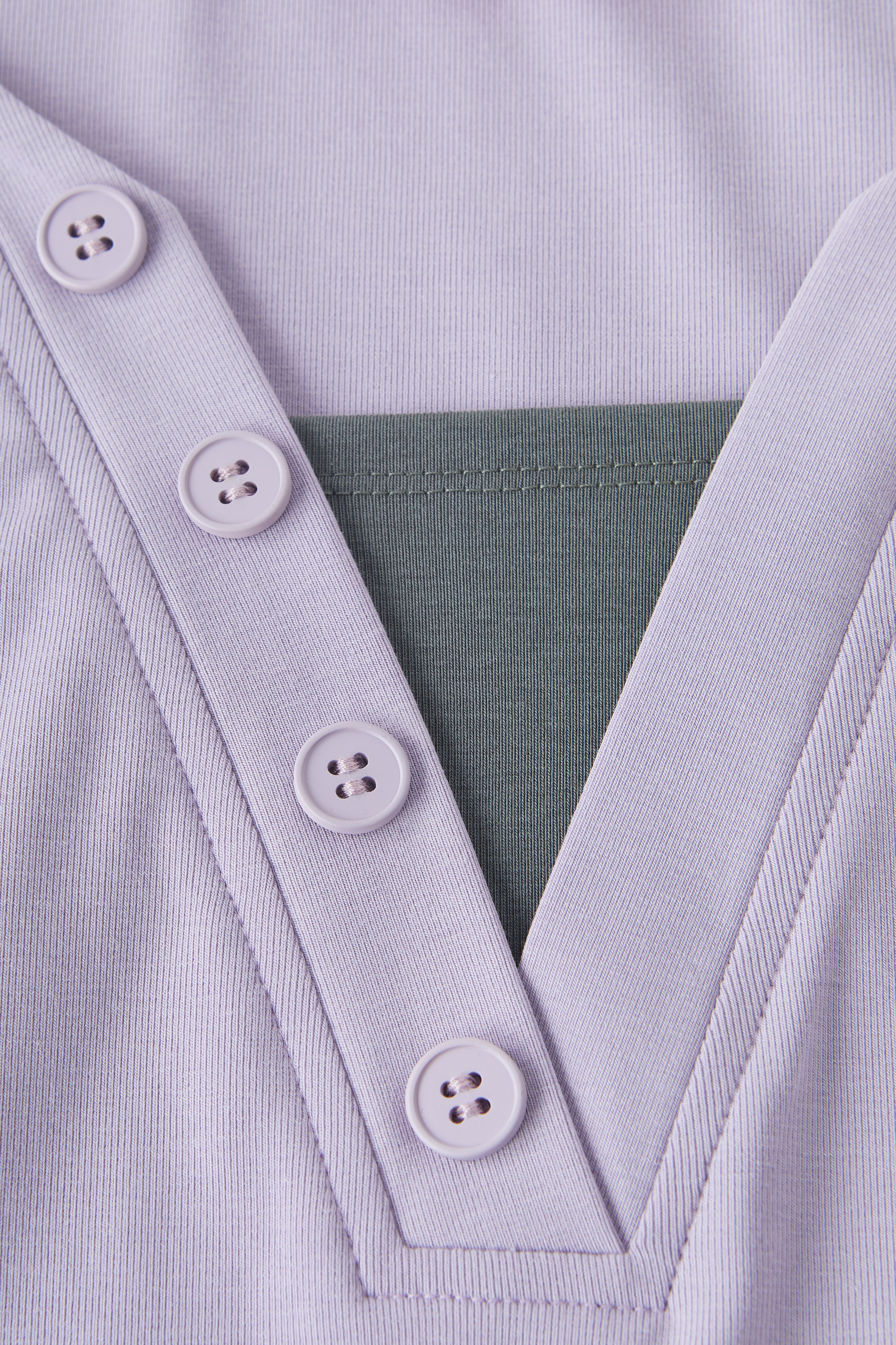 Fake Two-Piece Color-Block Slimming Embroidered Top EXZ2673