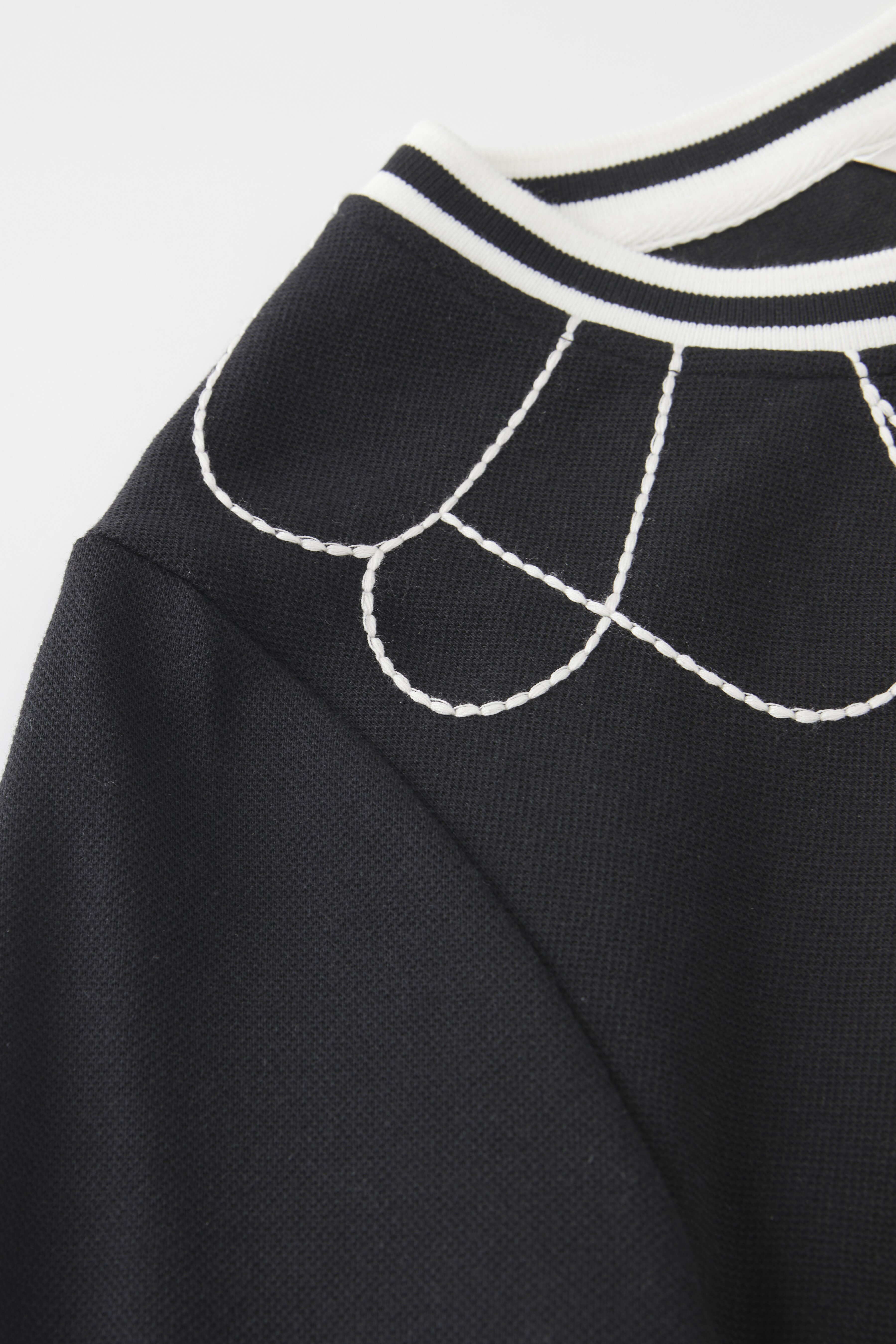 Two-tone round-neck heavy embroidery top FCZ6070