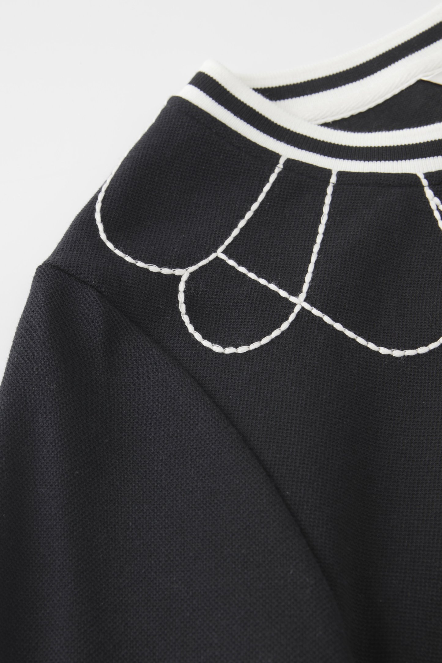 Two-tone round-neck heavy embroidery top FCZ6070