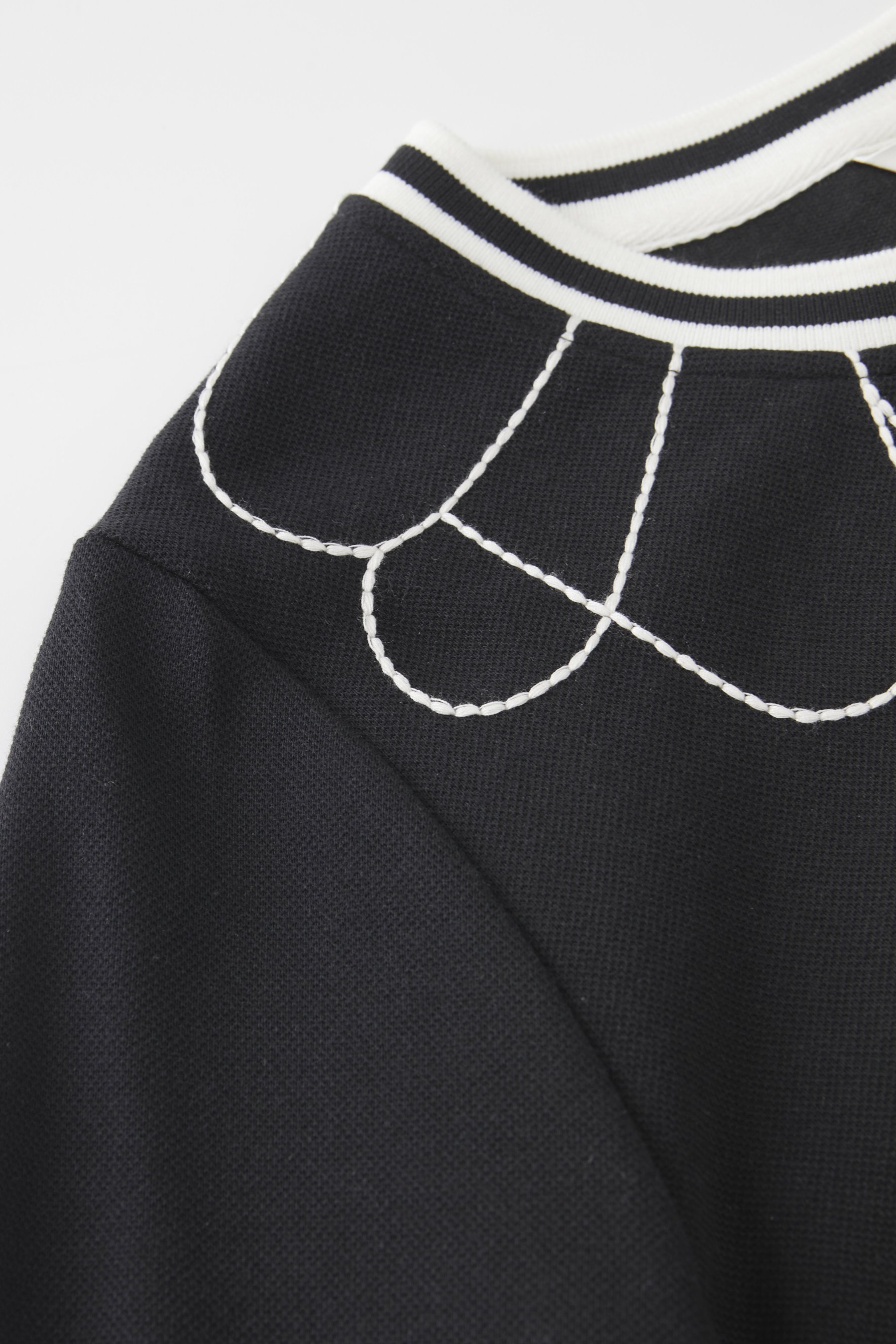 Two-tone round-neck heavy embroidery top FCZ6070