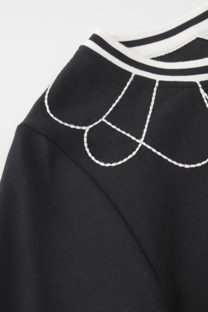 Two-tone round-neck heavy embroidery top FCZ6070