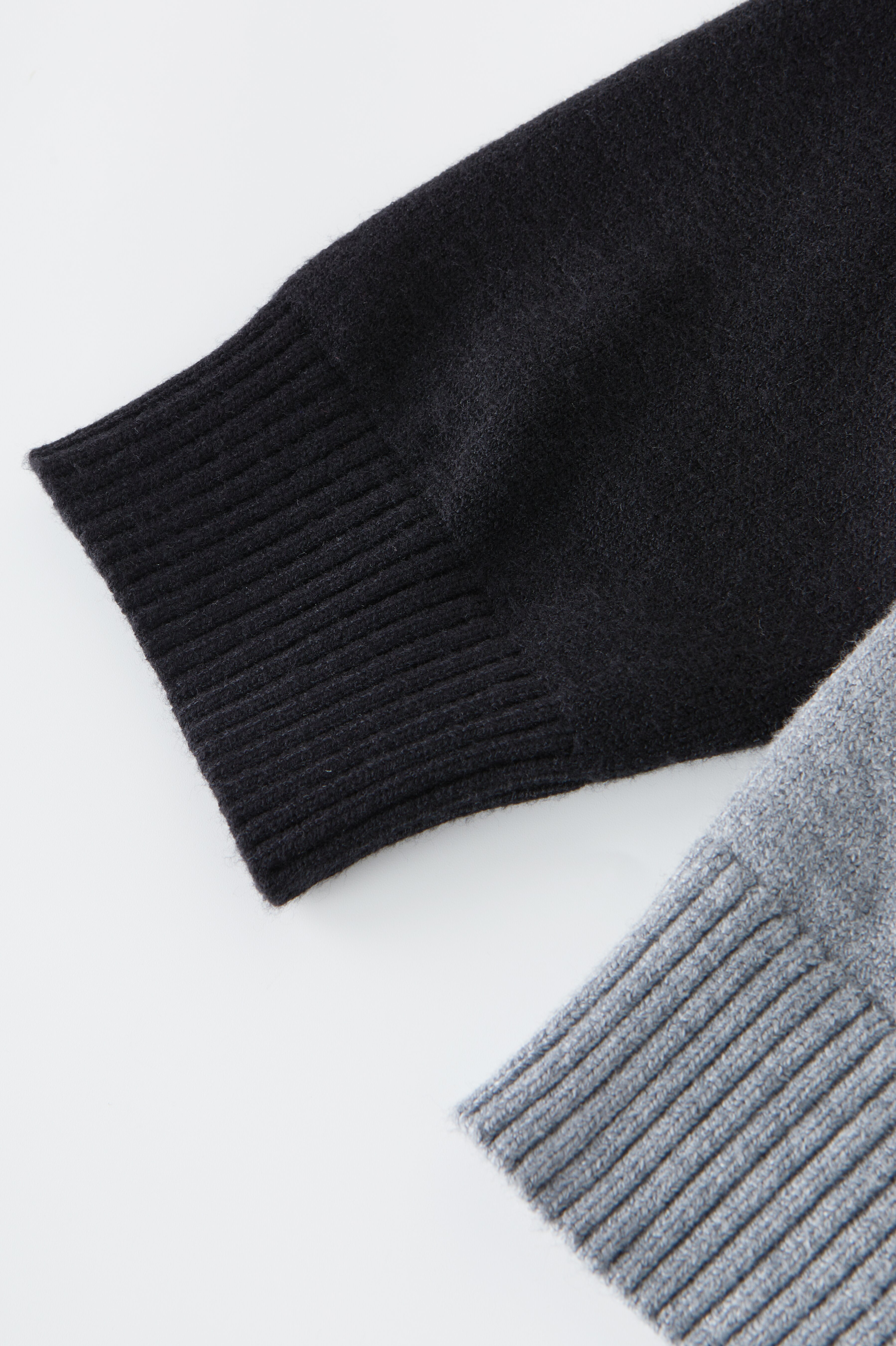 Embroidered towel sweater with contrasting shoulder sleeves DDMY2527