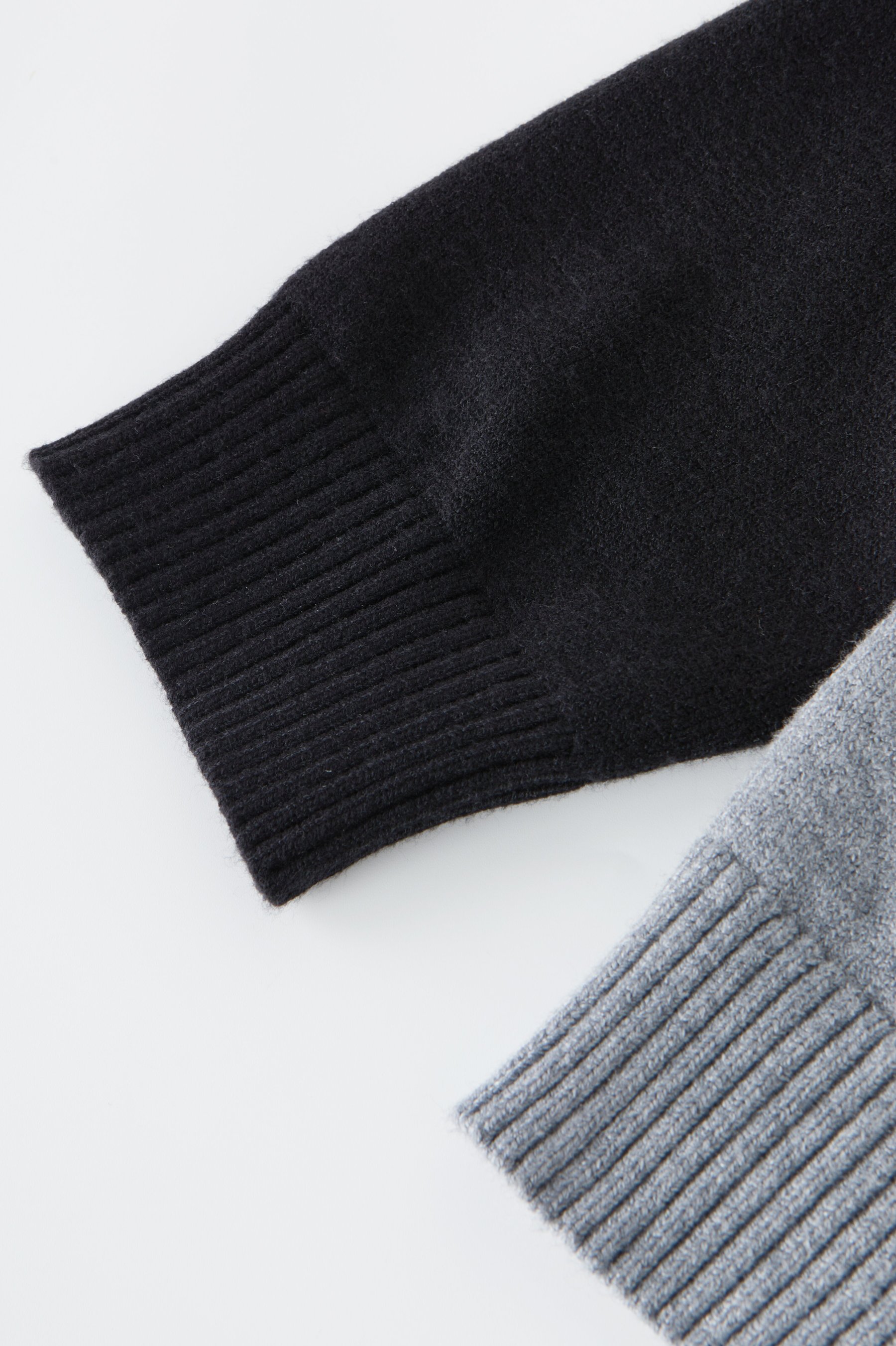 Embroidered towel sweater with contrasting shoulder sleeves DDMY2527