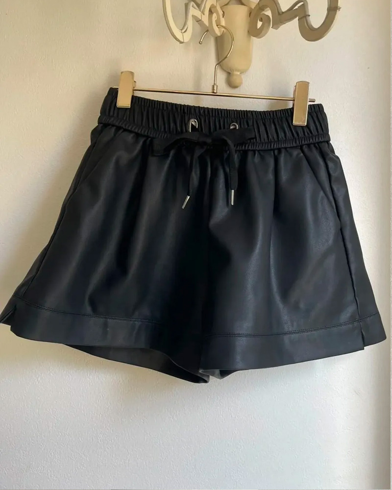 【フェイクレザーフレアショートパンツ(kk2502-10)】